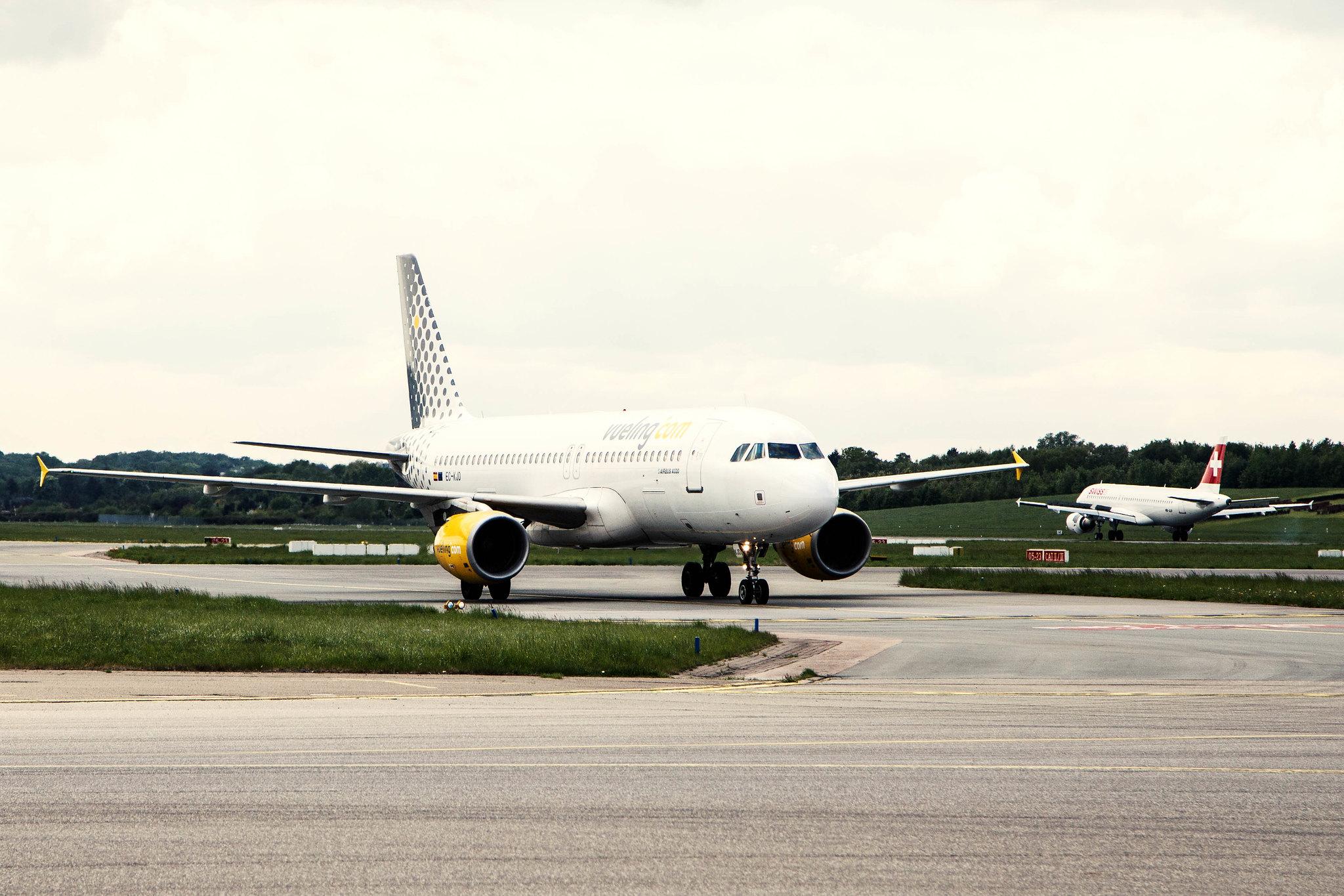 Hamburg Airport: Vueling (VY / VLG) |  Airbus A320-216 A320 | EC-KJD | MSN 3237