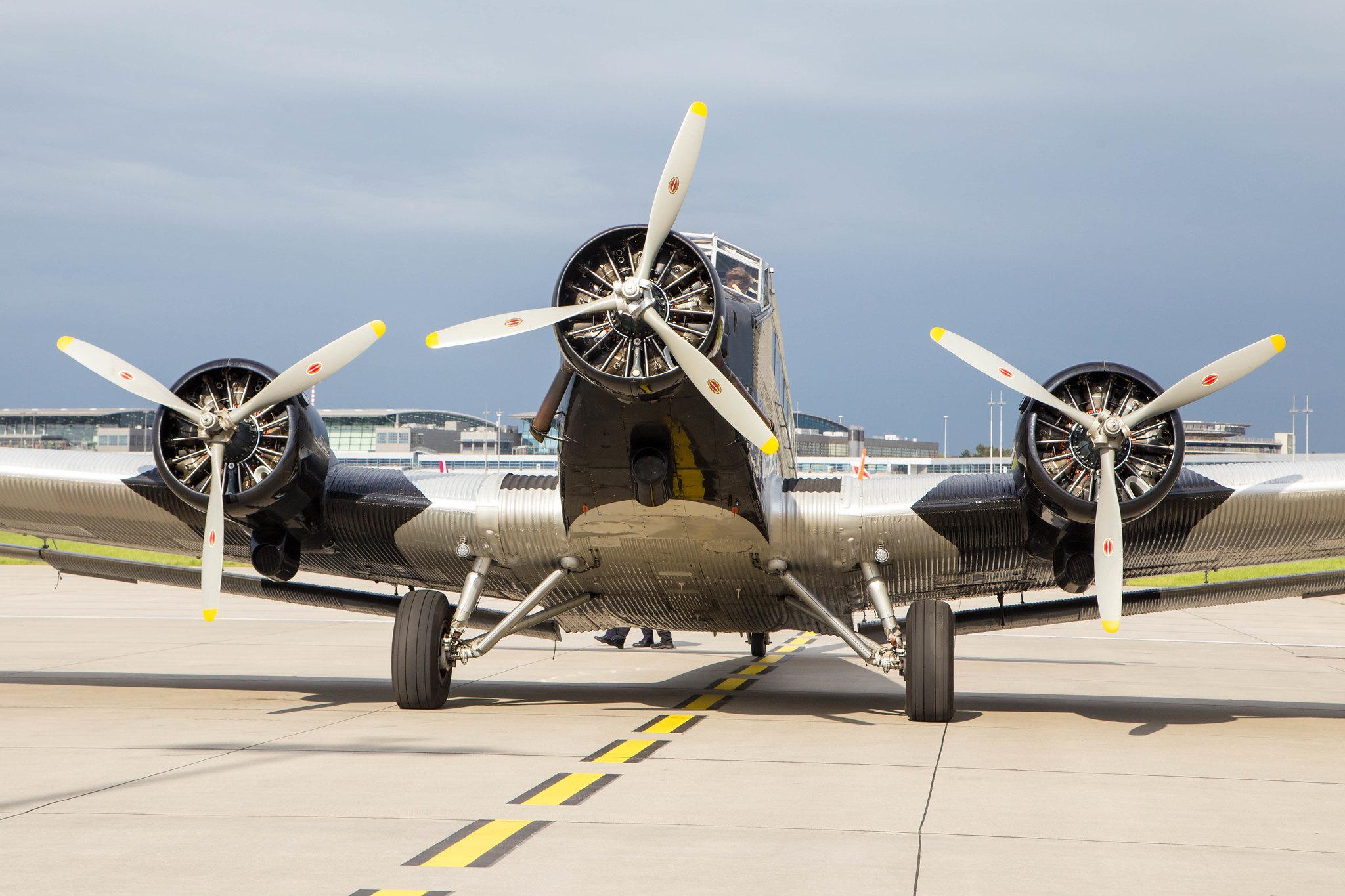 Hamburg Airport: Lufthansa Traditionsflug |  Junkers Ju 52/3mg8e JU52 | D-CDLH (D-AQUI) | MSN 130714