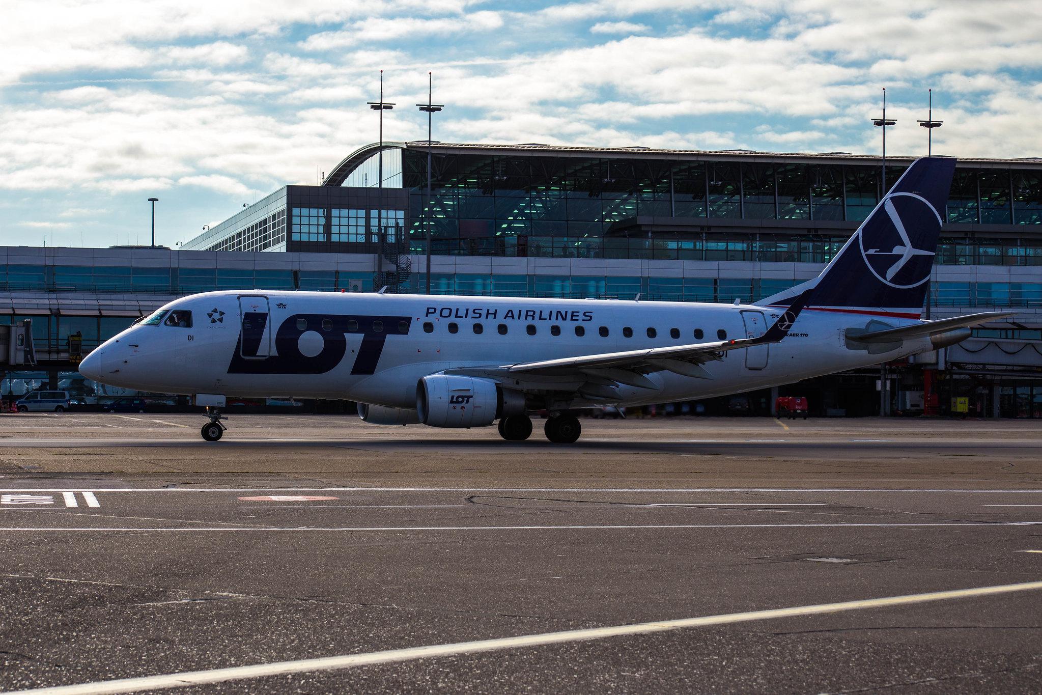 Hamburg Airport: Hamburg Airport: LOT (LO / LOT) |  Embraer E170STD E170 | SP-LDI | MSN 17000073