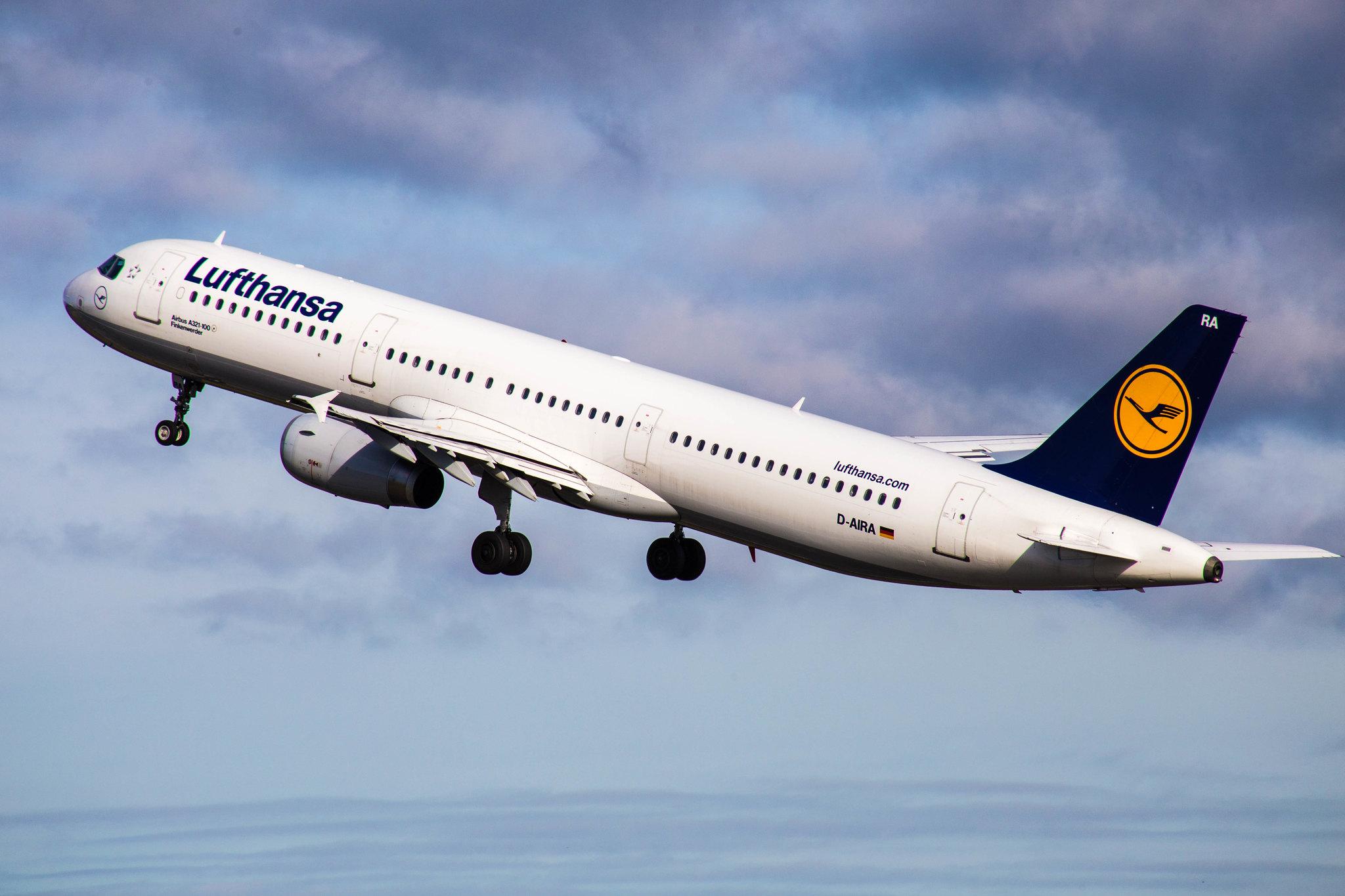 Hamburg Airport: Lufthansa (LH / DLH) |  Airbus A321-131 A321 | D-AIRA | MSN 0458