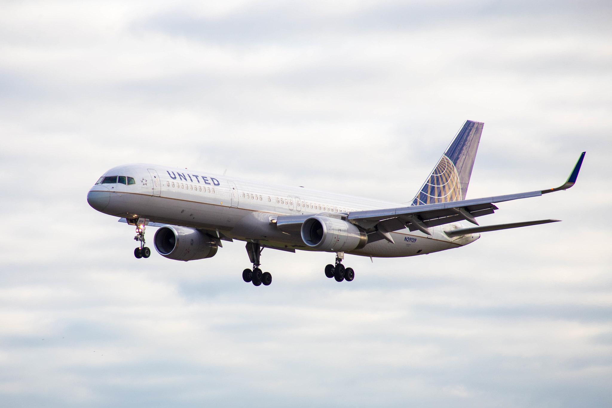Hamburg Airport: United Airlines (UA / UAL) |  Boeing 757-224 B752 | N29129 | MSN 28969