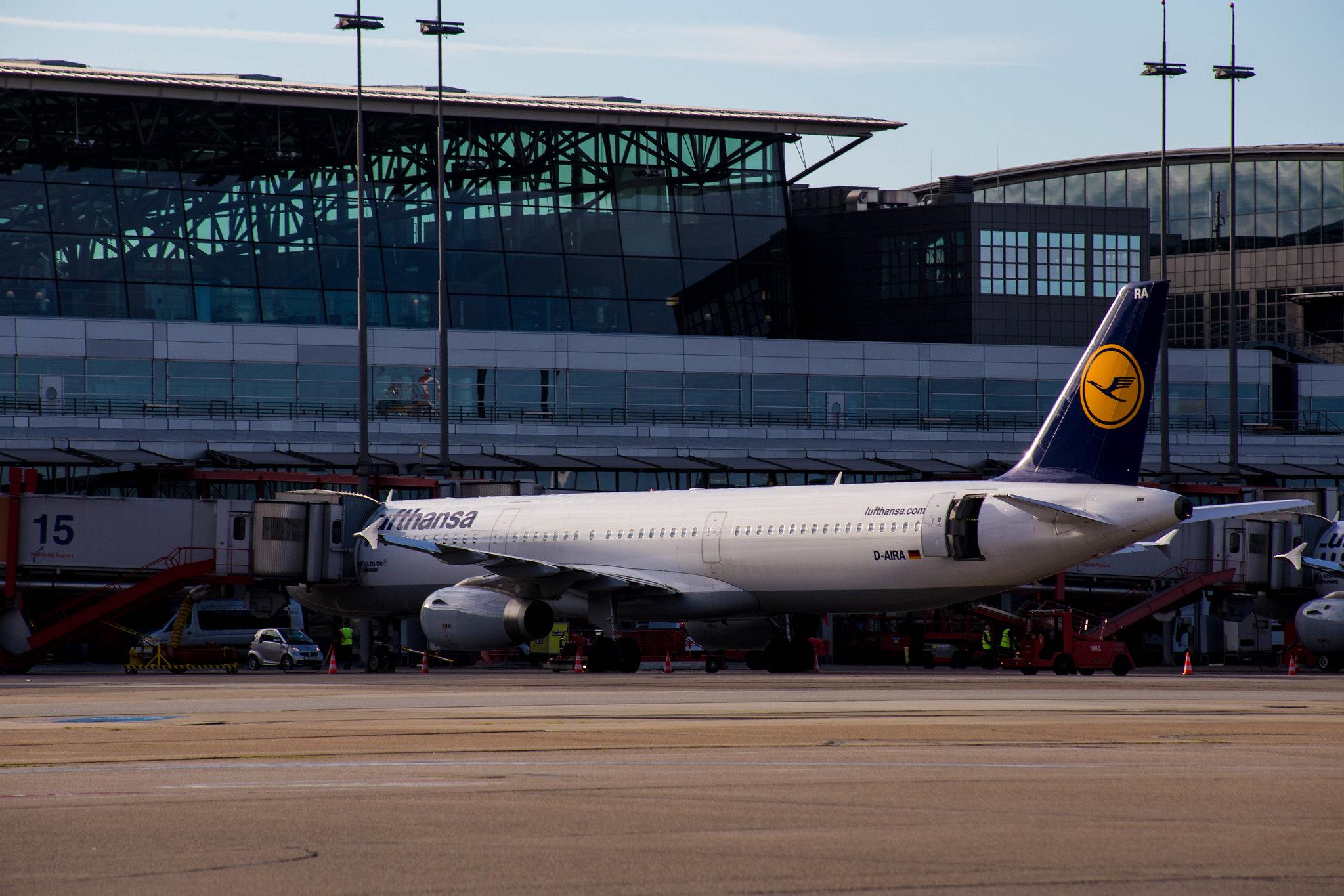 Hamburg Airport: Lufthansa (LH / DLH) |  Airbus A321-131 A321 | D-AIRA | MSN 0458