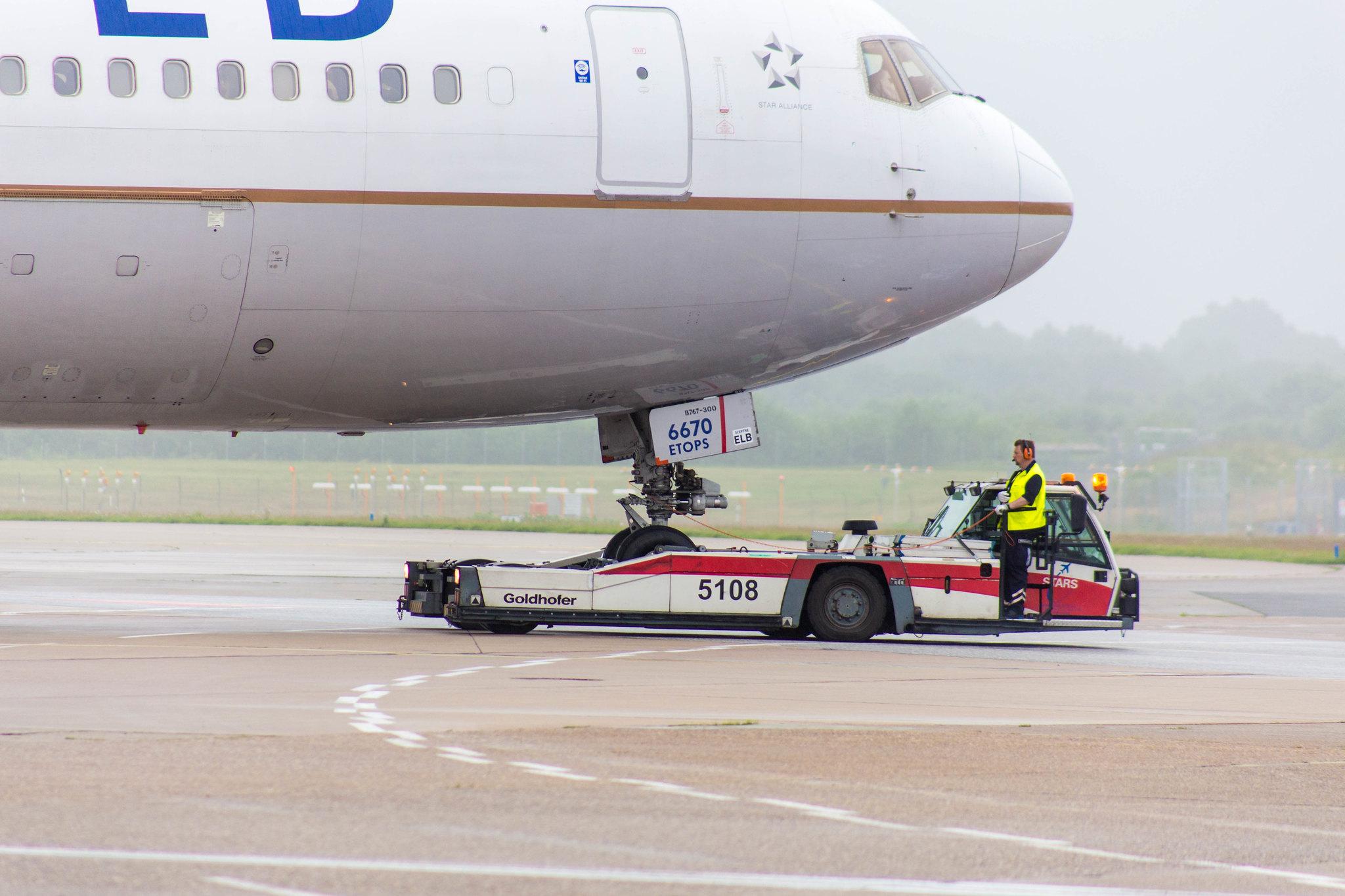 Hamburg Airport: United Airlines (UA / UAL) |  Boeing 767-322(ER) B763 | N670UA | MSN 29240