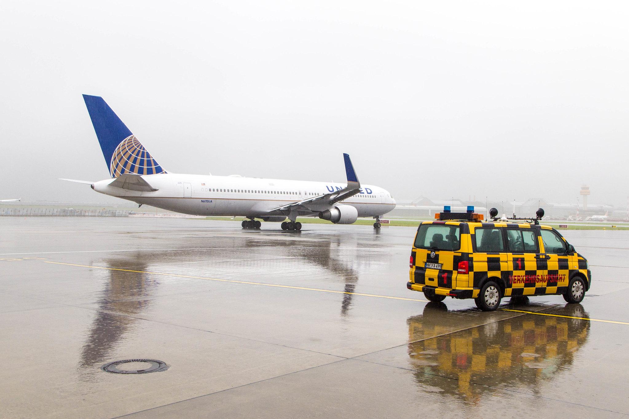 Hamburg Airport: United Airlines (UA / UAL) |  Boeing 767-322(ER) B763 | N670UA | MSN 29240