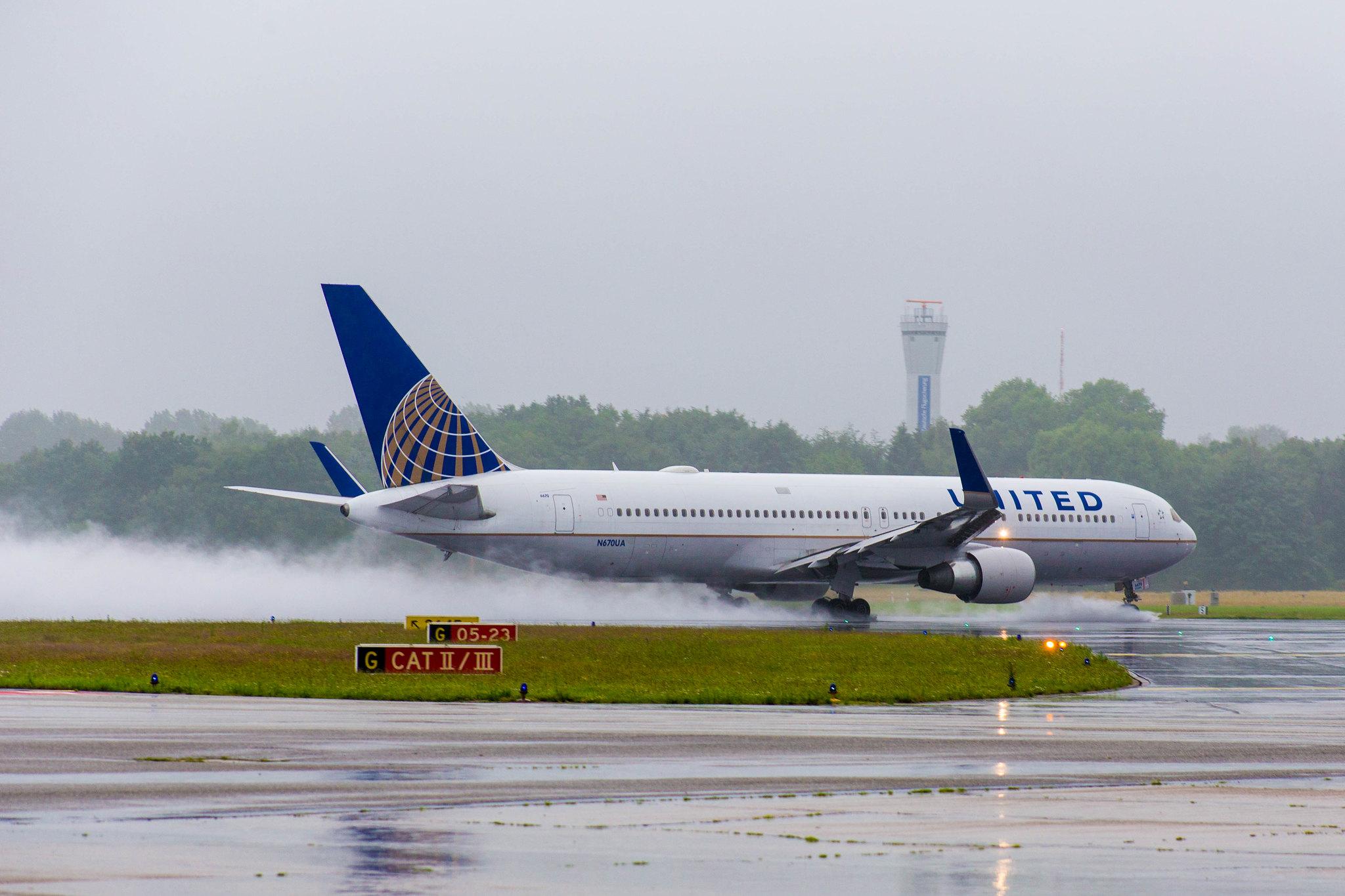 Hamburg Airport: United Airlines (UA / UAL) |  Boeing 767-322(ER) B763 | N670UA | MSN 29240