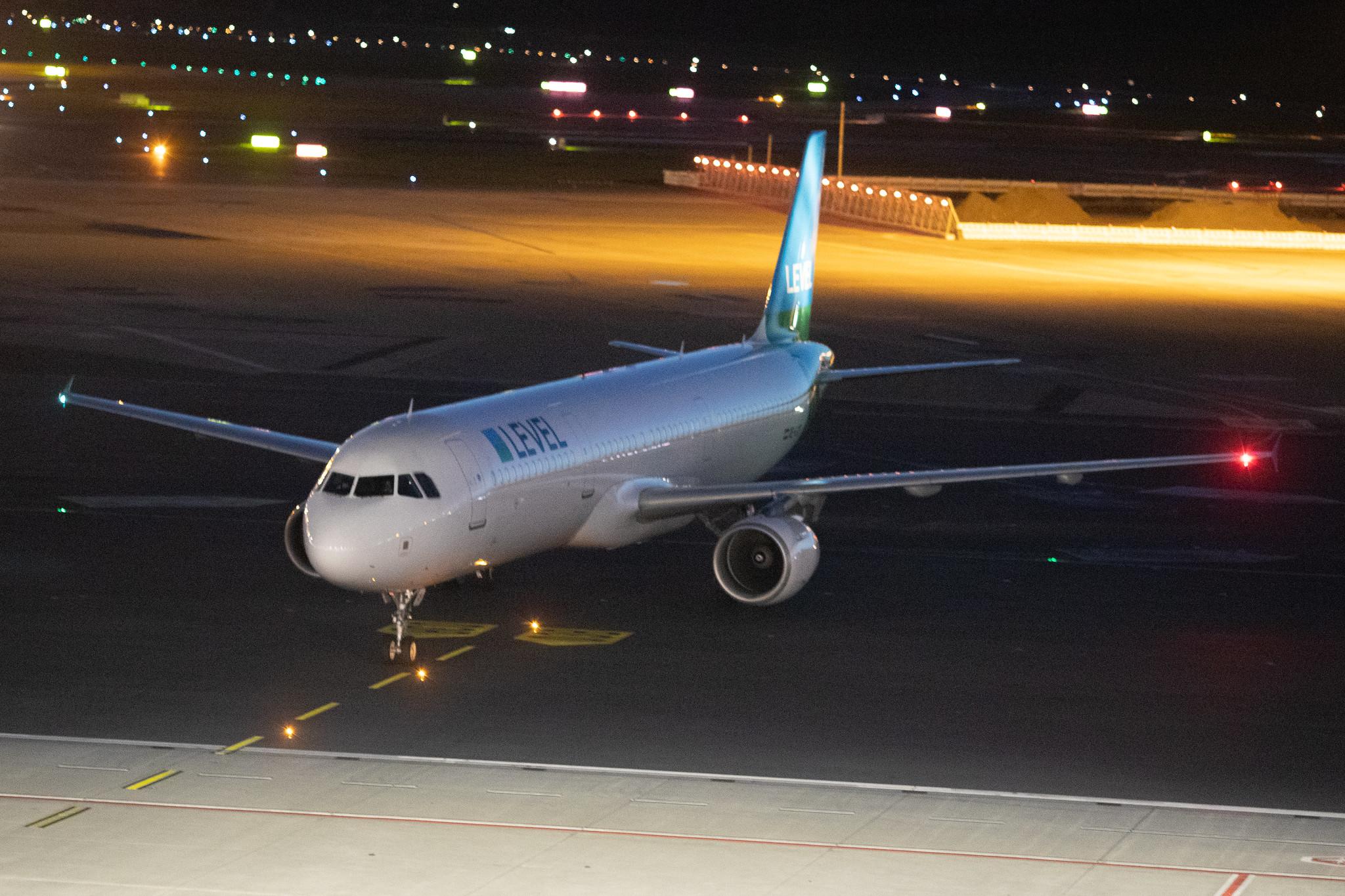Hamburg Airport: LEVEL (VK / FOO) |  Airbus A321-211 A321 | OE-LCF | MSN 1966