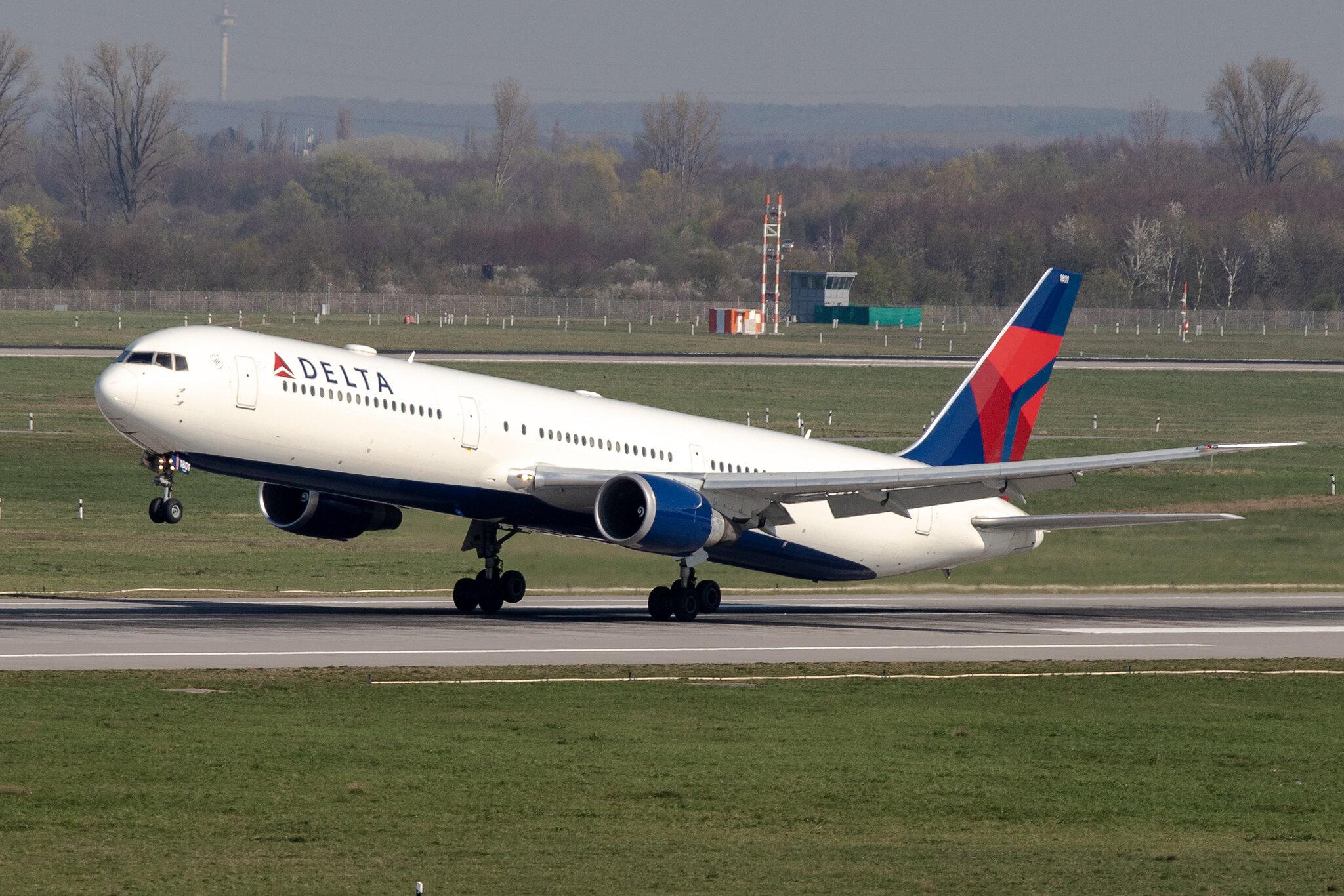 Düsseldorf Airport: Delta Air Lines (DL / DAL) |  Boeing 767-432(ER) B764 | N825MH | MSN 29703