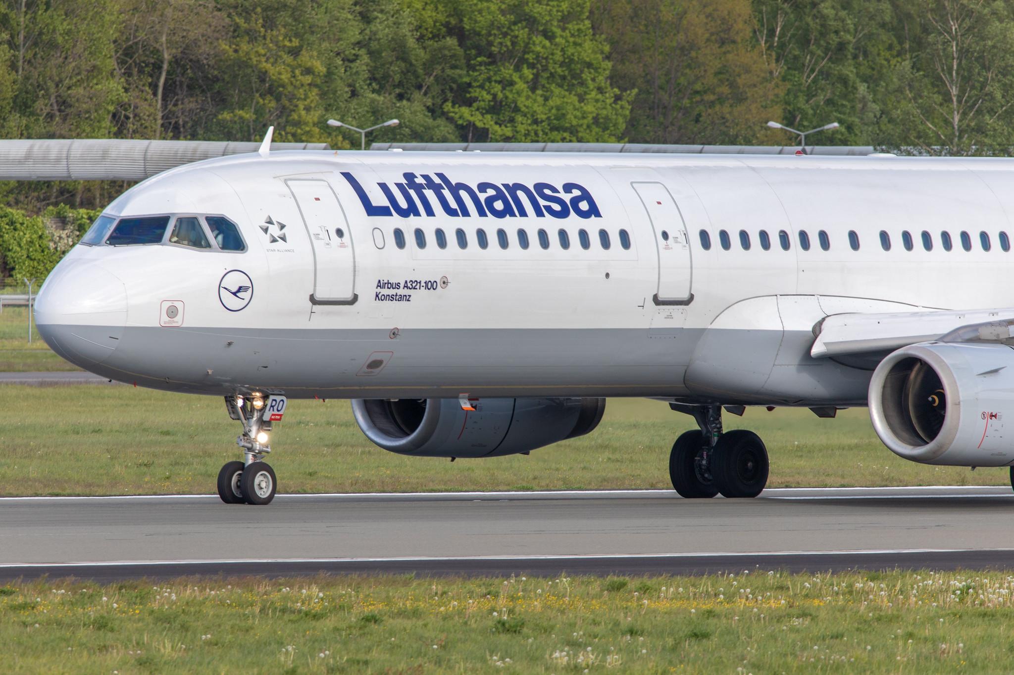 Hamburg Airport: Lufthansa (LH / DLH) |  Airbus A321-131 A321 | D-AIRO | MSN 0563