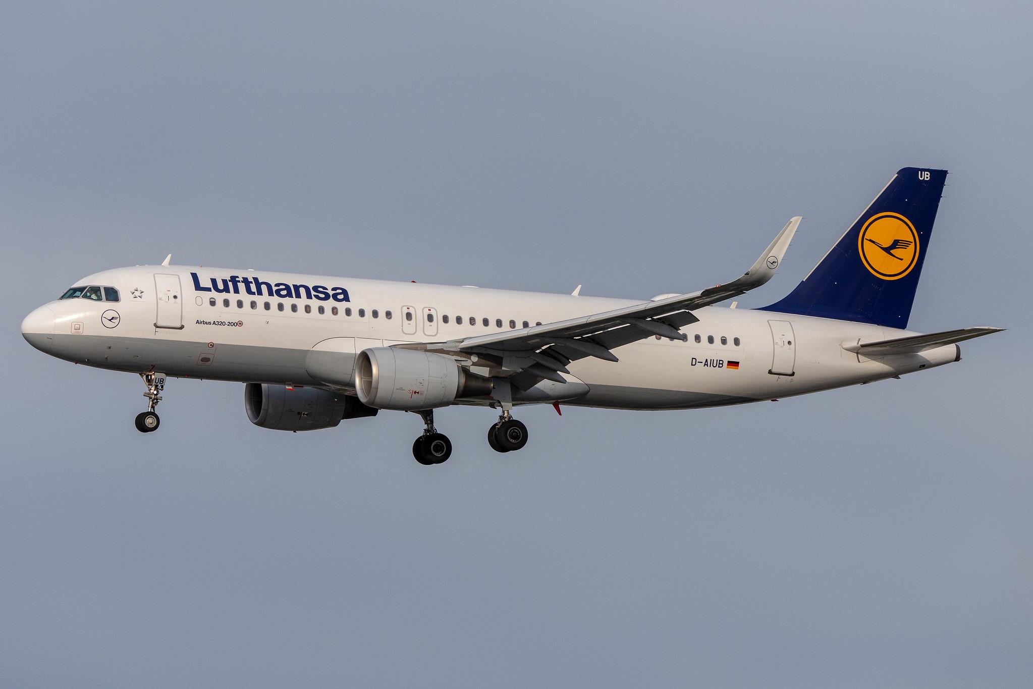 Hamburg Airport: Lufthansa (LH / DLH) |  Airbus A320-214 A320 | D-AIUB | MSN 5972