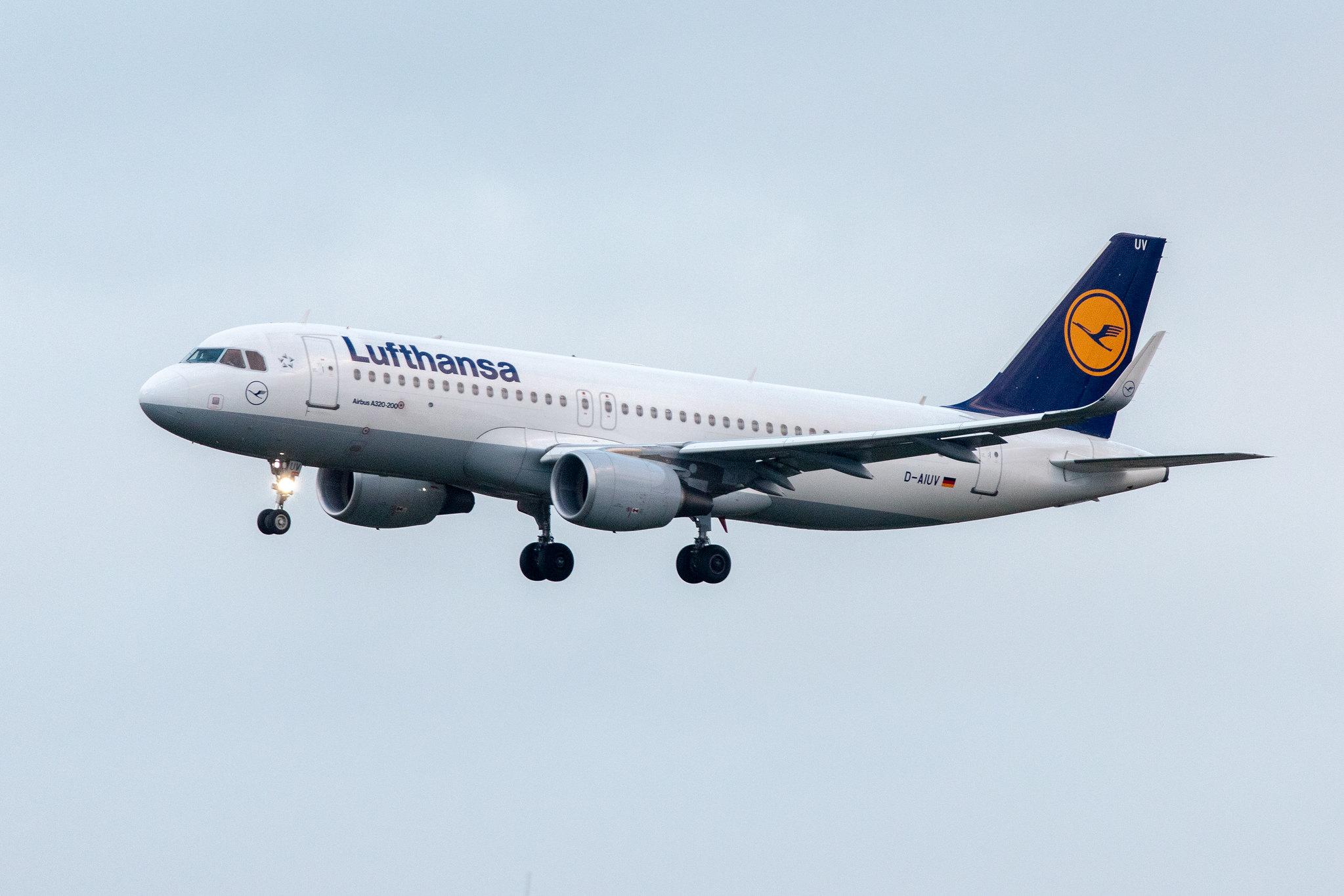 Hamburg Airport: Lufthansa (LH / DLH) |  Airbus A320-214 A320 | D-AIUV | MSN 7174