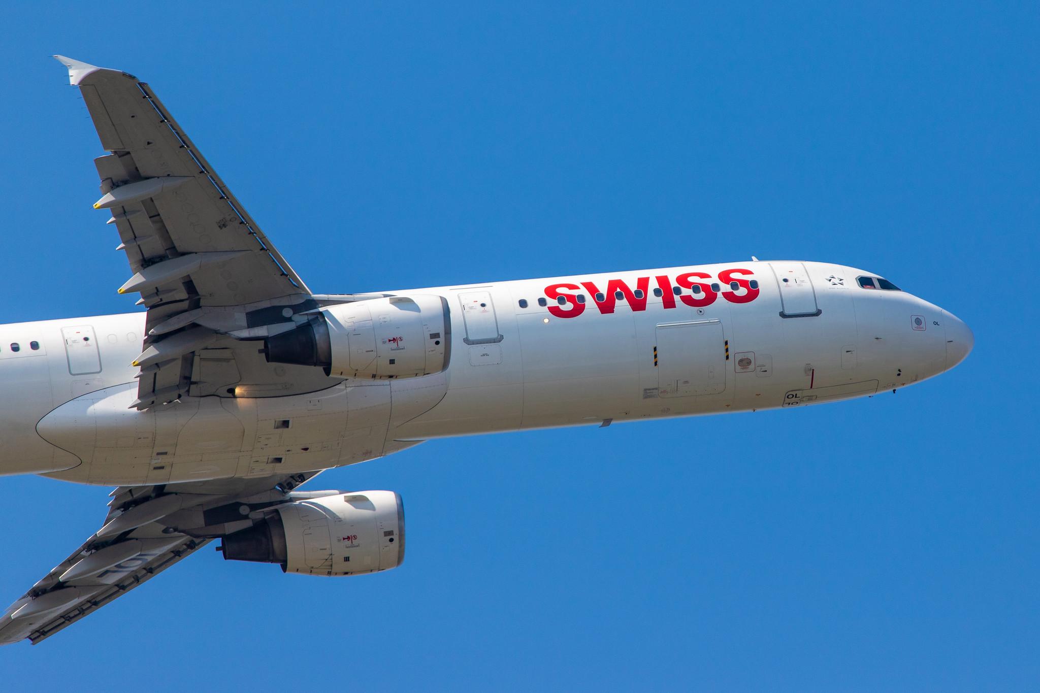 Hamburg Airport: Swiss (LX / SWR) |  Airbus A321-111 A321 | HB-IOL | MSN 1144