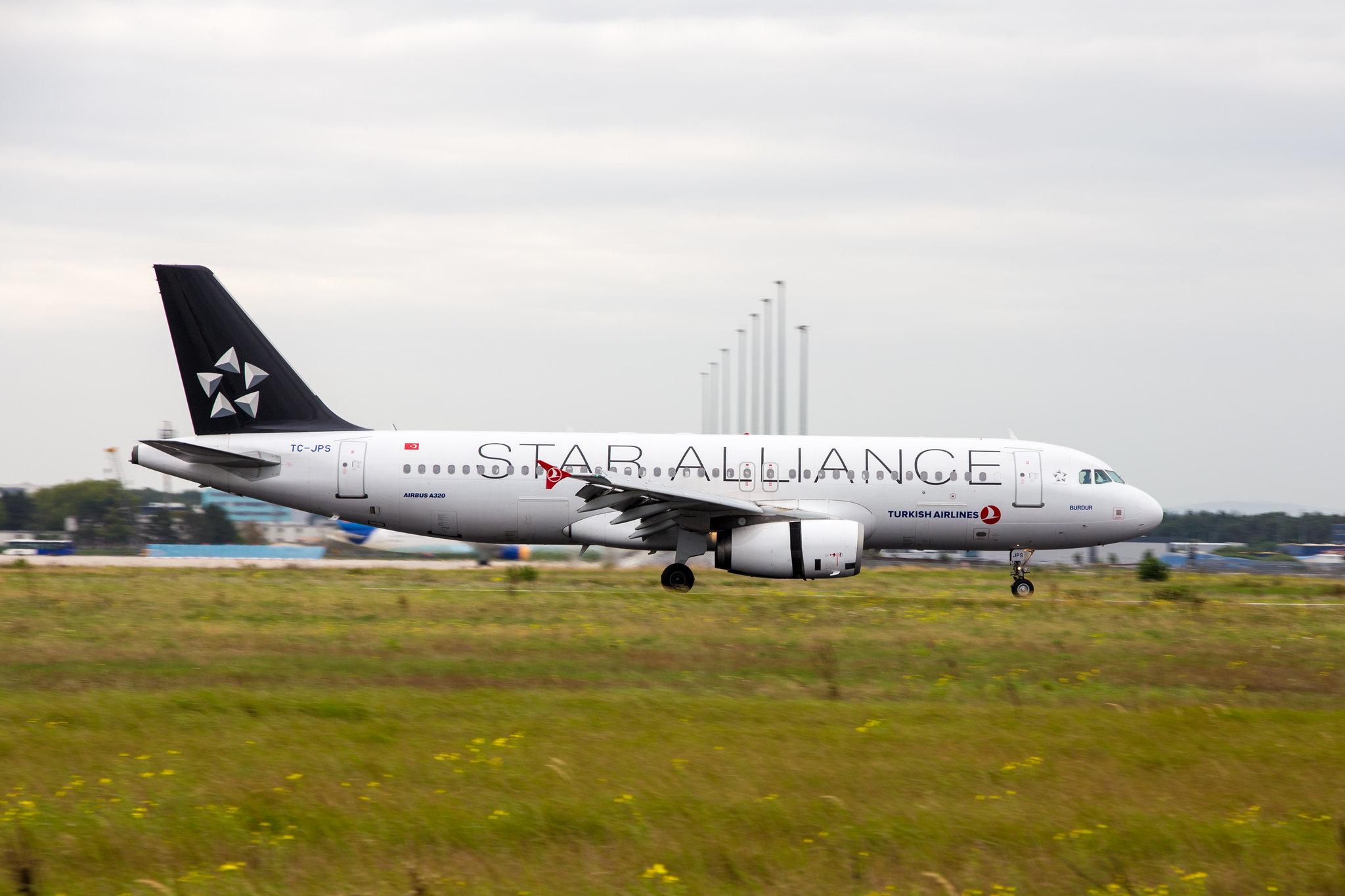 Frankfurt Airport: Turkish Airlines (TK / THY) |  Livery: Star Alliance Livery |  Airbus A320-232 A320 | TC-JPS | MSN 3718