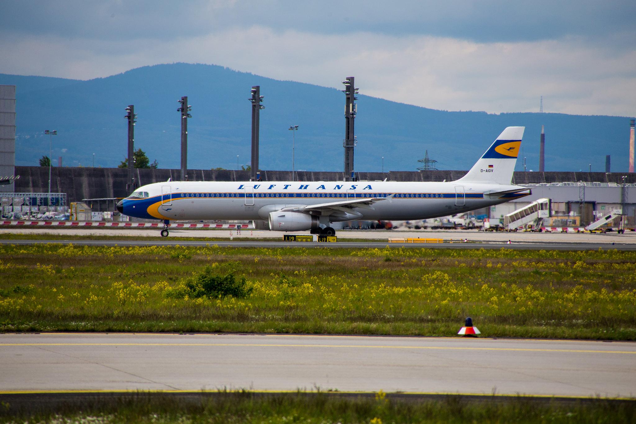 Frankfurt Airport: Lufthansa (LH / DLH) |  Livery: Retro livery |  Airbus A321-231 A321 | D-AIDV | MSN 5413