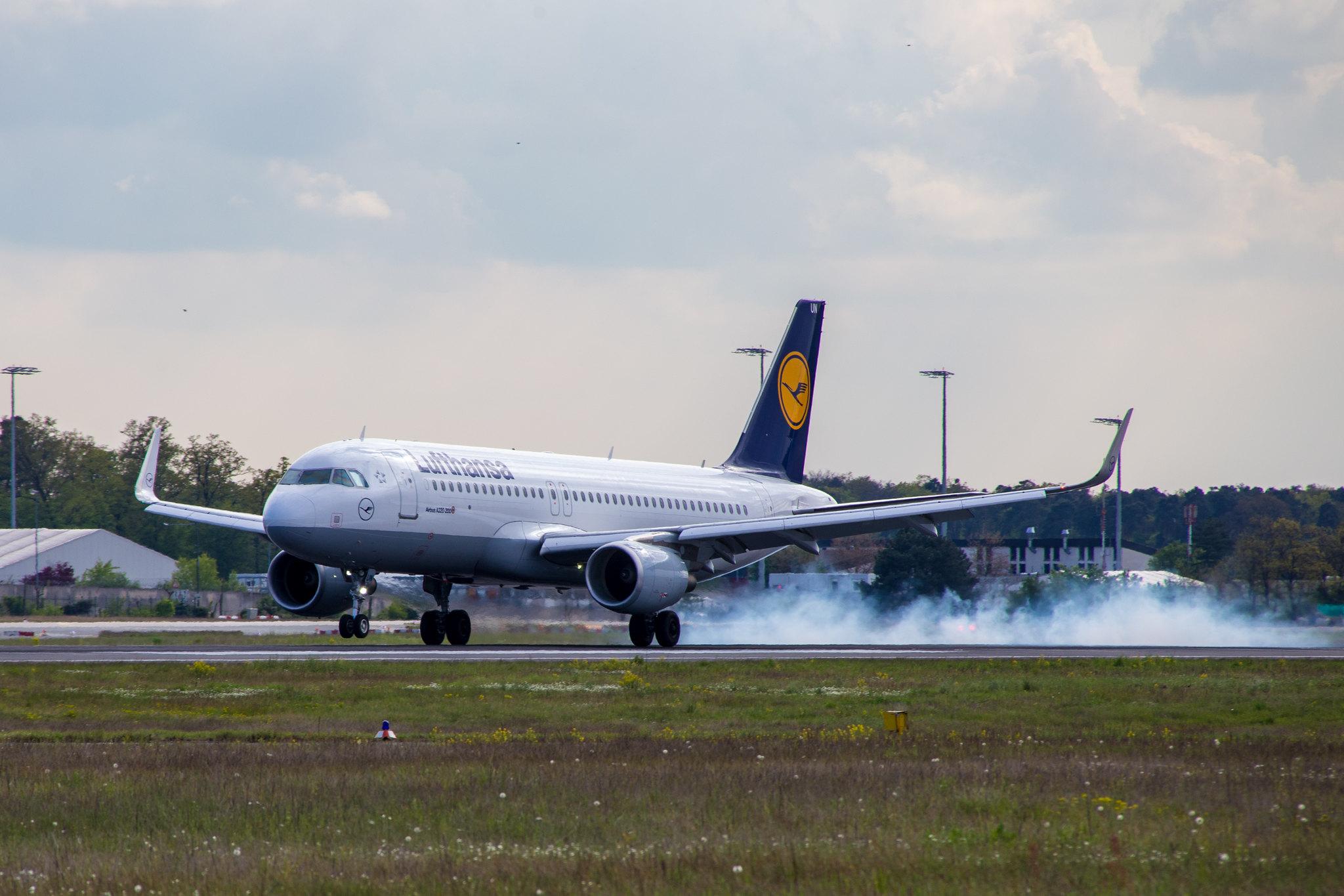 Frankfurt Airport: Lufthansa (LH / DLH) |  Airbus A320-214 A320 | D-AIUN | MSN 6549