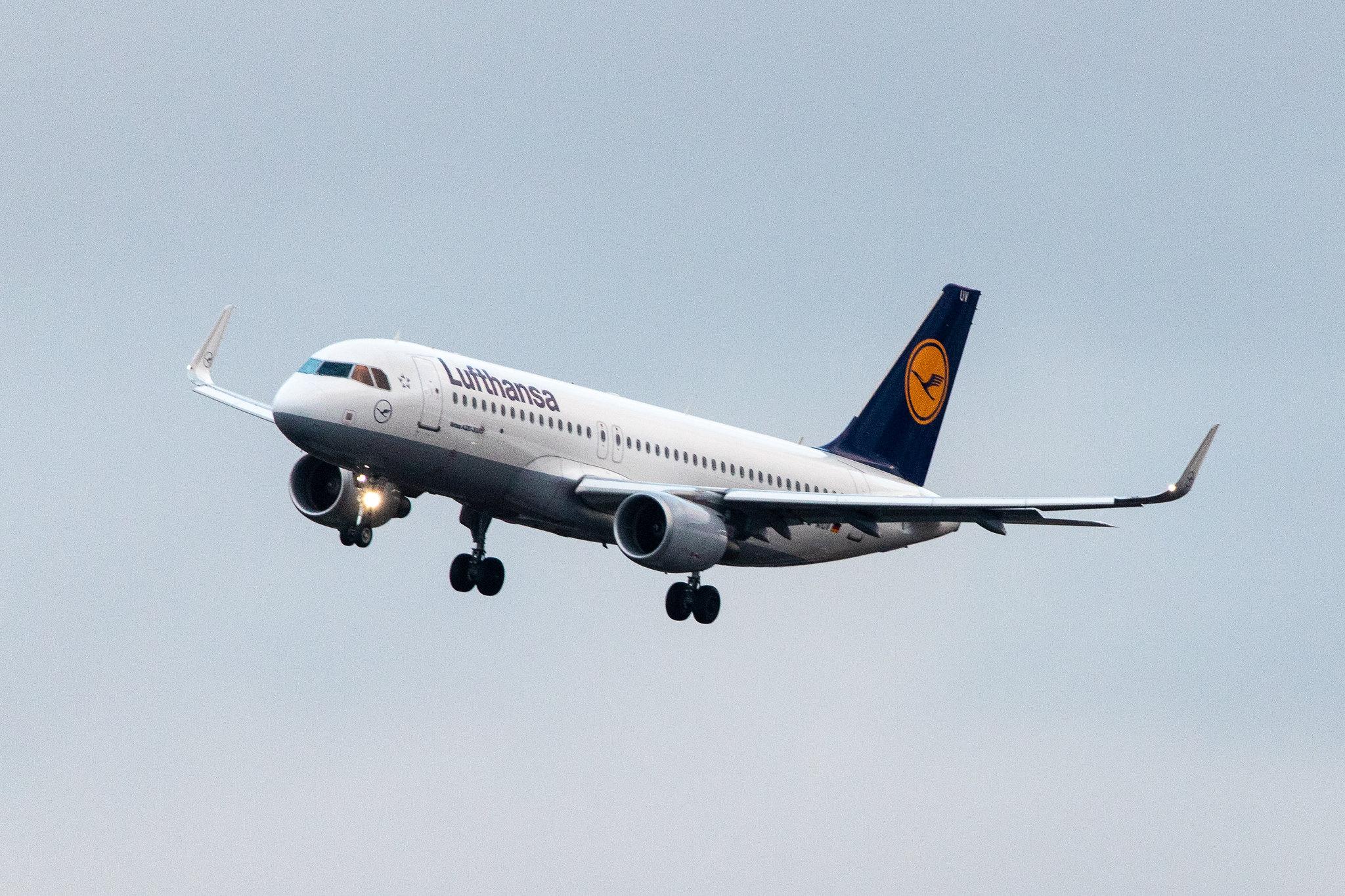 Hamburg Airport: Lufthansa (LH / DLH) |  Airbus A320-214 A320 | D-AIUV | MSN 7174