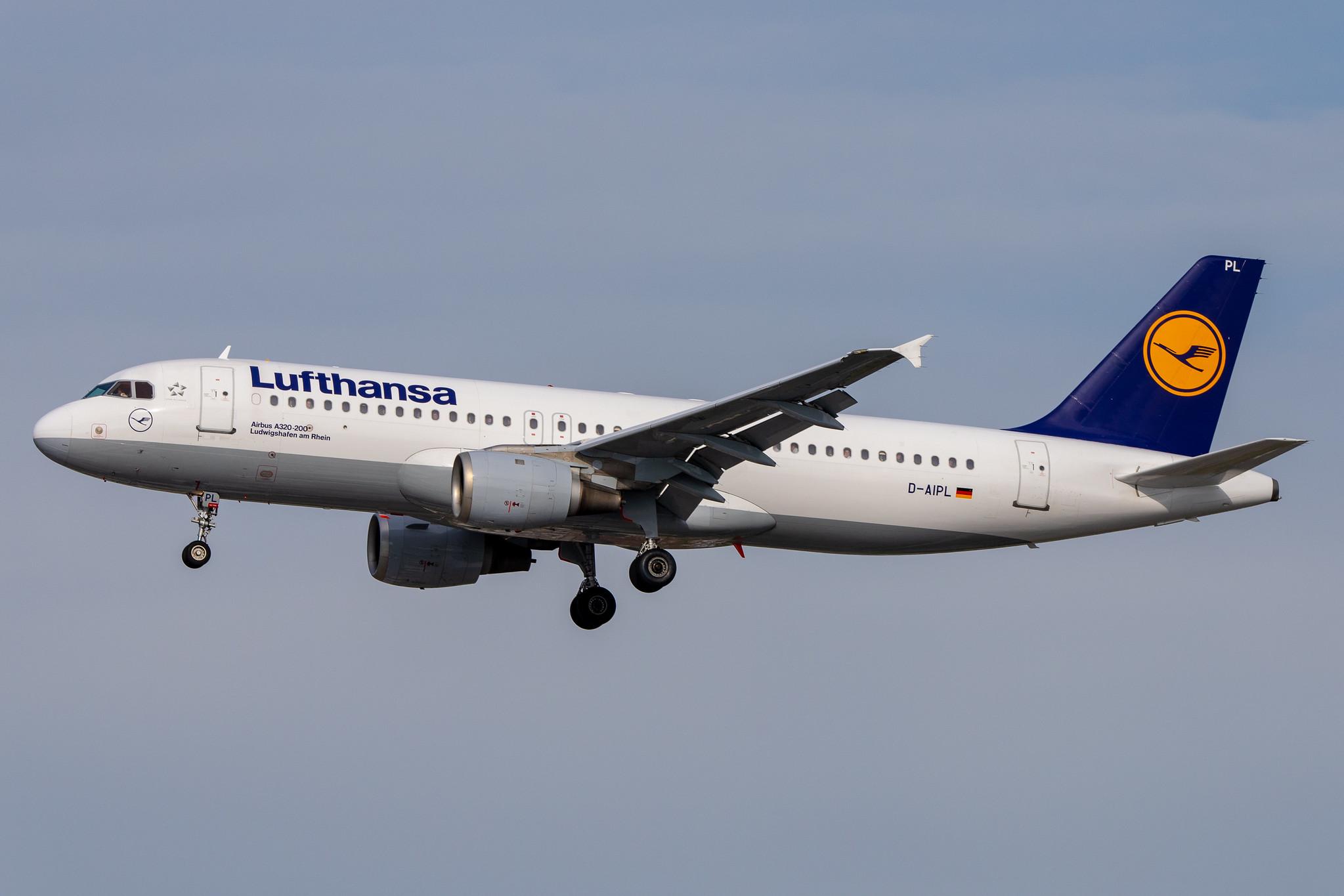 Hamburg Airport: Lufthansa (LH / DLH) |  Airbus A320-211 A320 | D-AIPL | MSN 0094