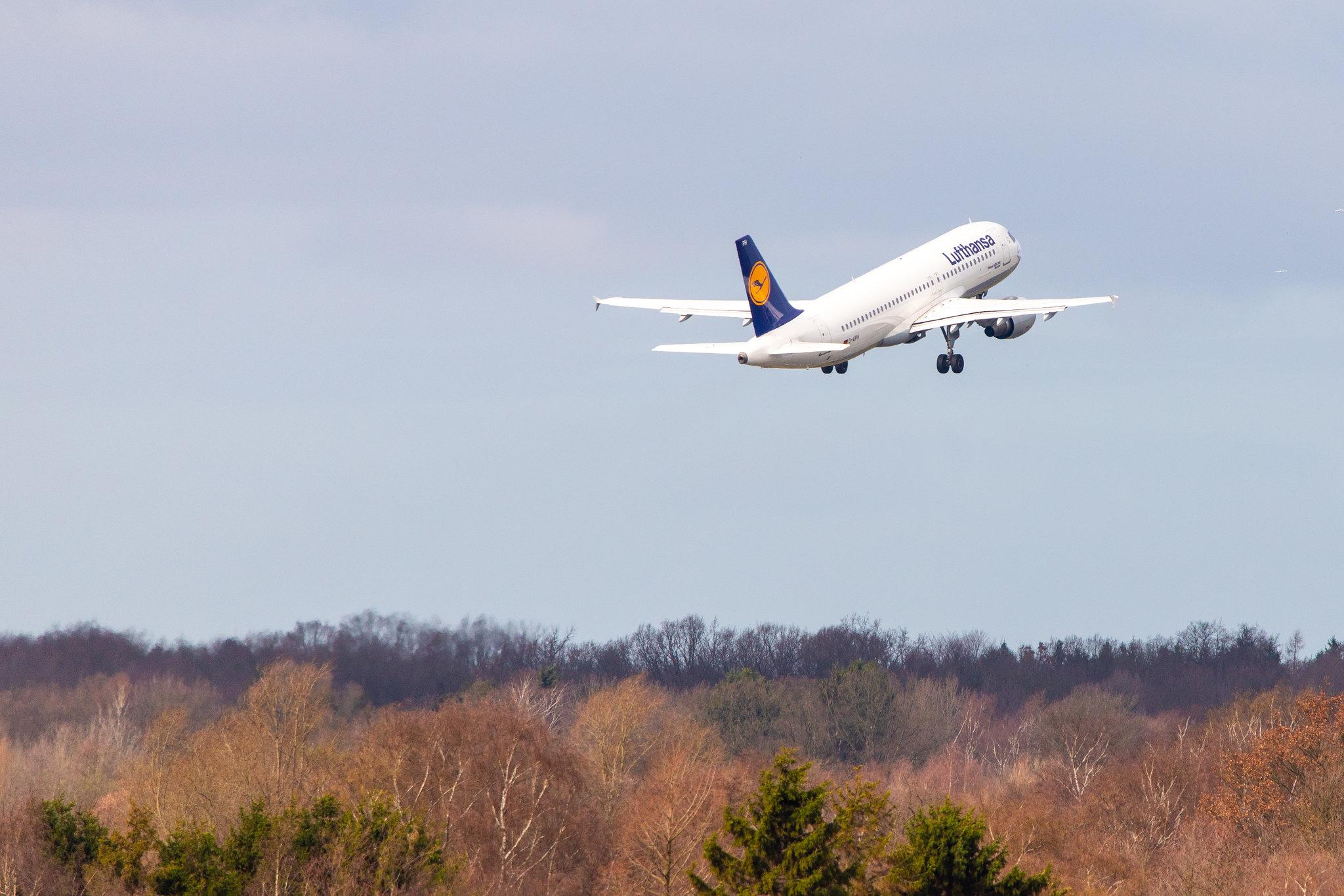Hamburg Airport: Lufthansa (LH / DLH) |  Airbus A320-211 A320 | D-AIPH | MSN 0086