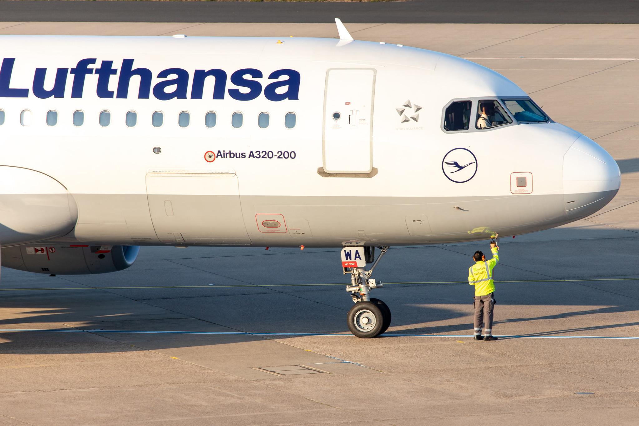 Köln Bonn Airport: Lufthansa (LH / DLH) |  Airbus A320-214 A320 | D-AIWA | MSN 7681