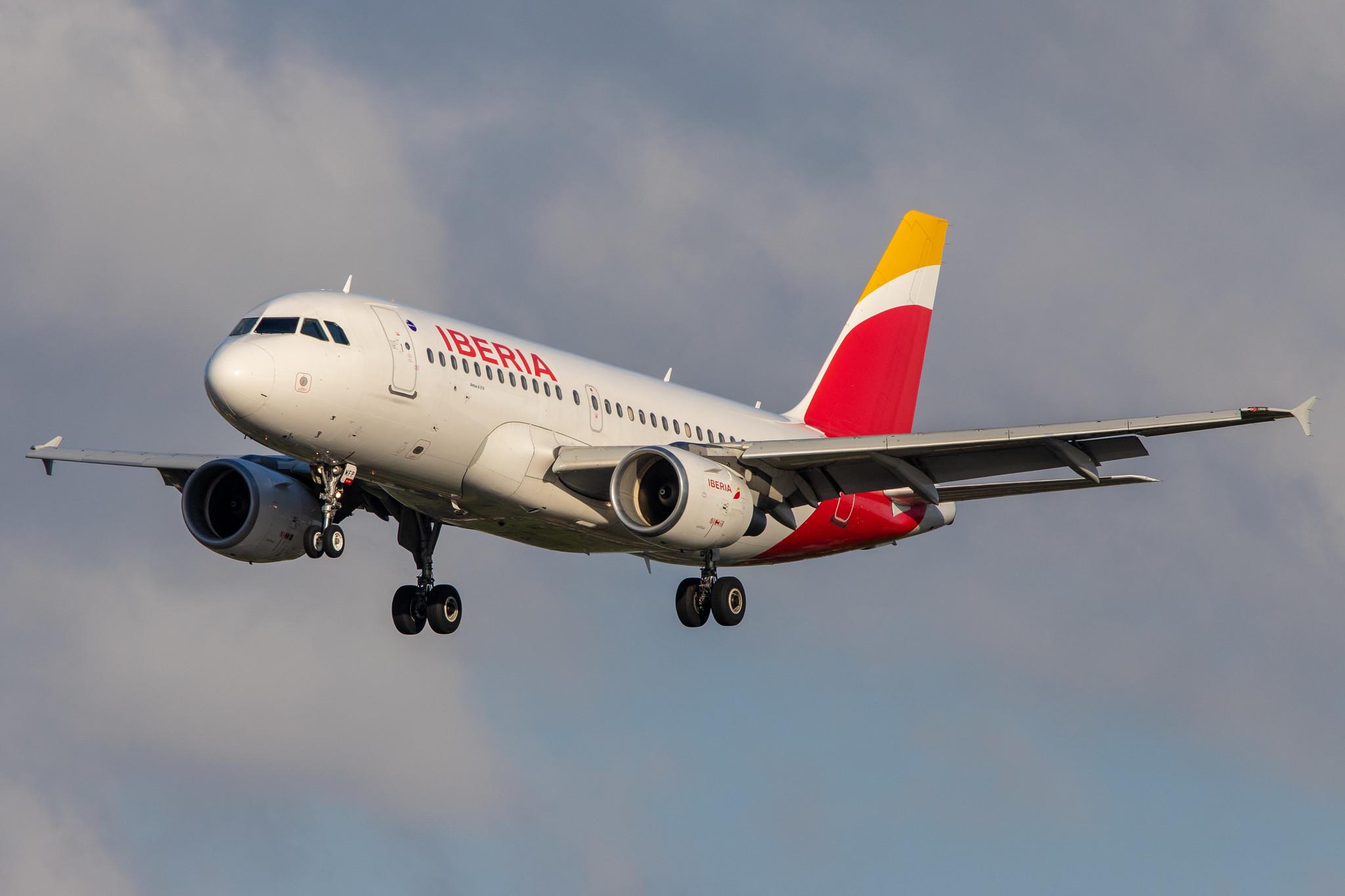 Hamburg Airport: Iberia (IB / IBE) |  Airbus A319-111 A319 | EC-MFP | MSN 0998