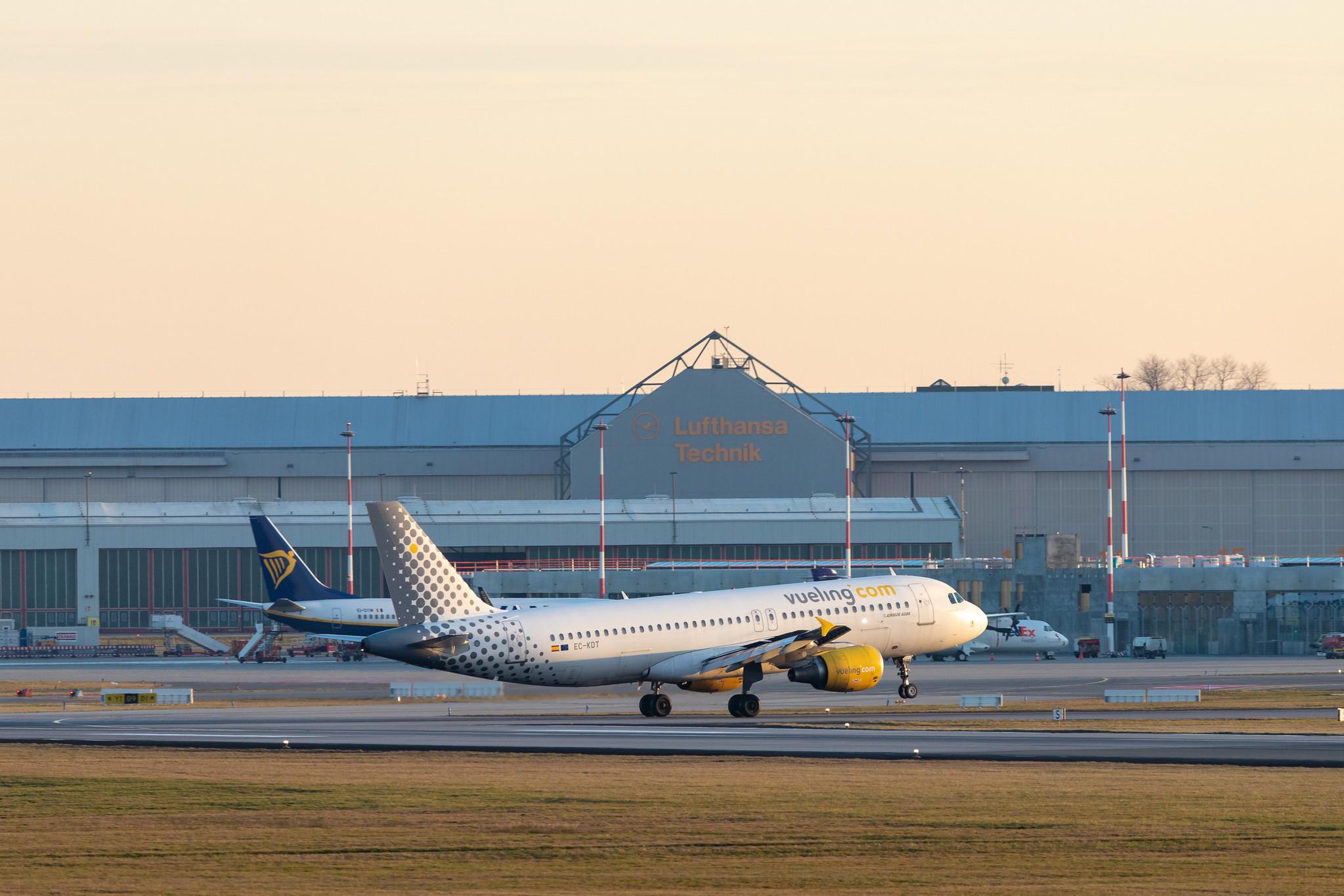 Hamburg Airport: Vueling (VY / VLG) |  Airbus A320-216 A320 | EC-KDT | MSN 3145