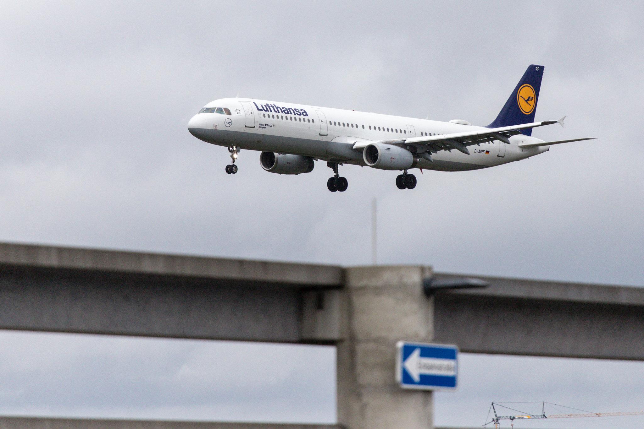 Hamburg Airport: Lufthansa (LH / DLH) |  Airbus A321-131 A321 | D-AIRF | MSN 0493