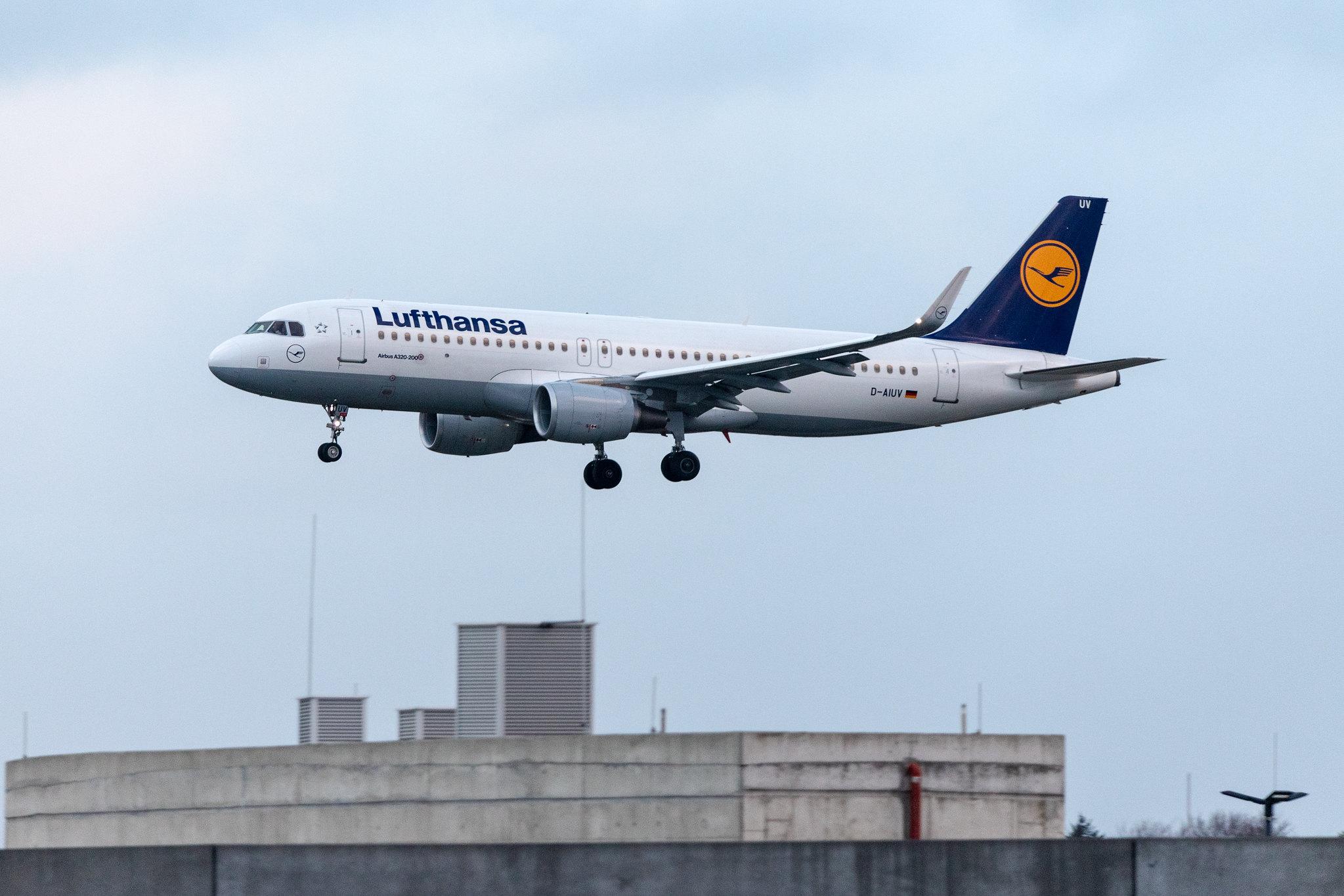 Hamburg Airport: Lufthansa (LH / DLH) |  Airbus A320-214 A320 | D-AIUV | MSN 7174