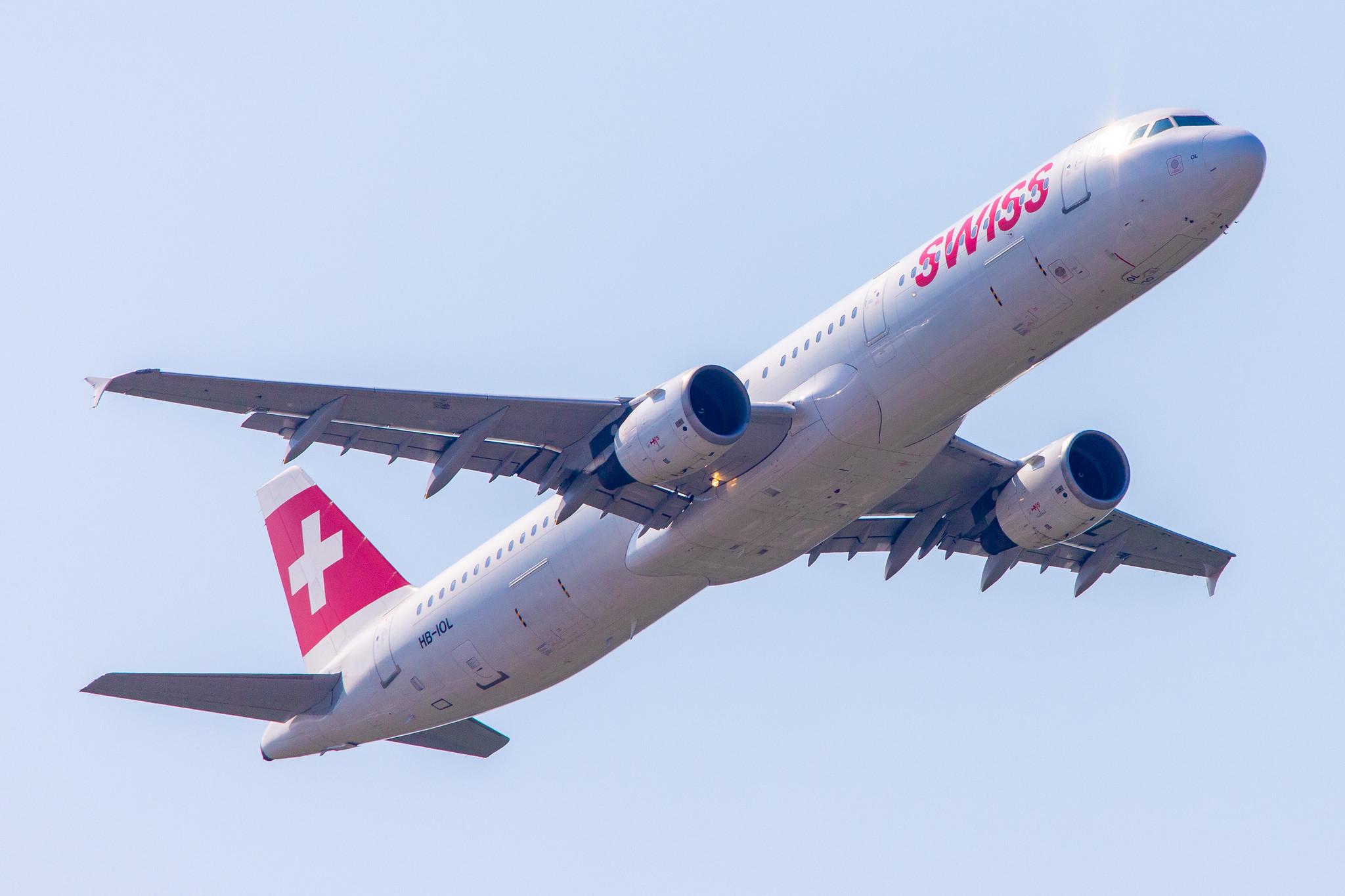 Hamburg Airport: Swiss (LX / SWR) |  Airbus A321-111 A321 | HB-IOL | MSN 1144