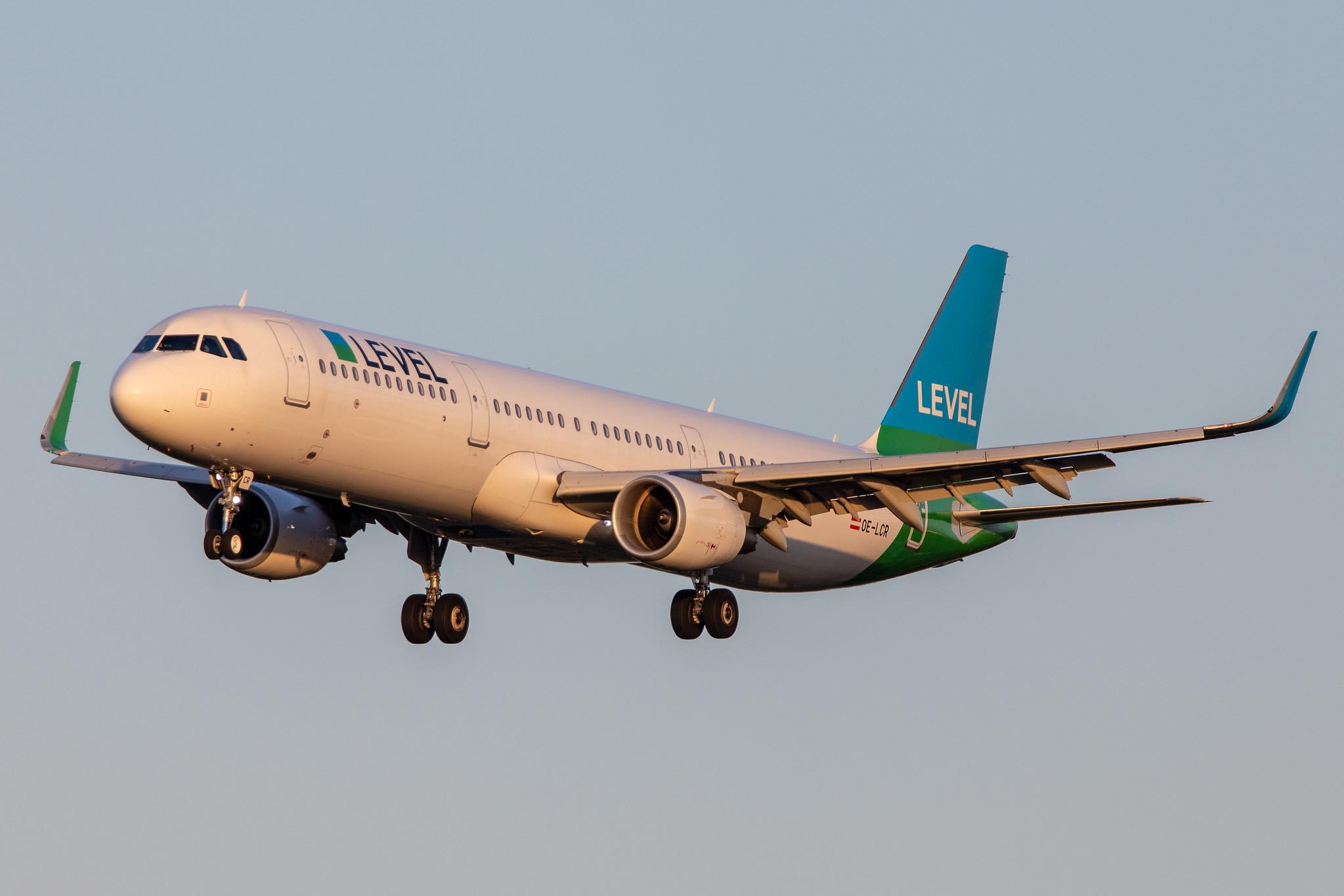 Hamburg Airport: LEVEL (VK / FOO) | Airbus A321-211 A321 | OE-LCR | MSN 6719