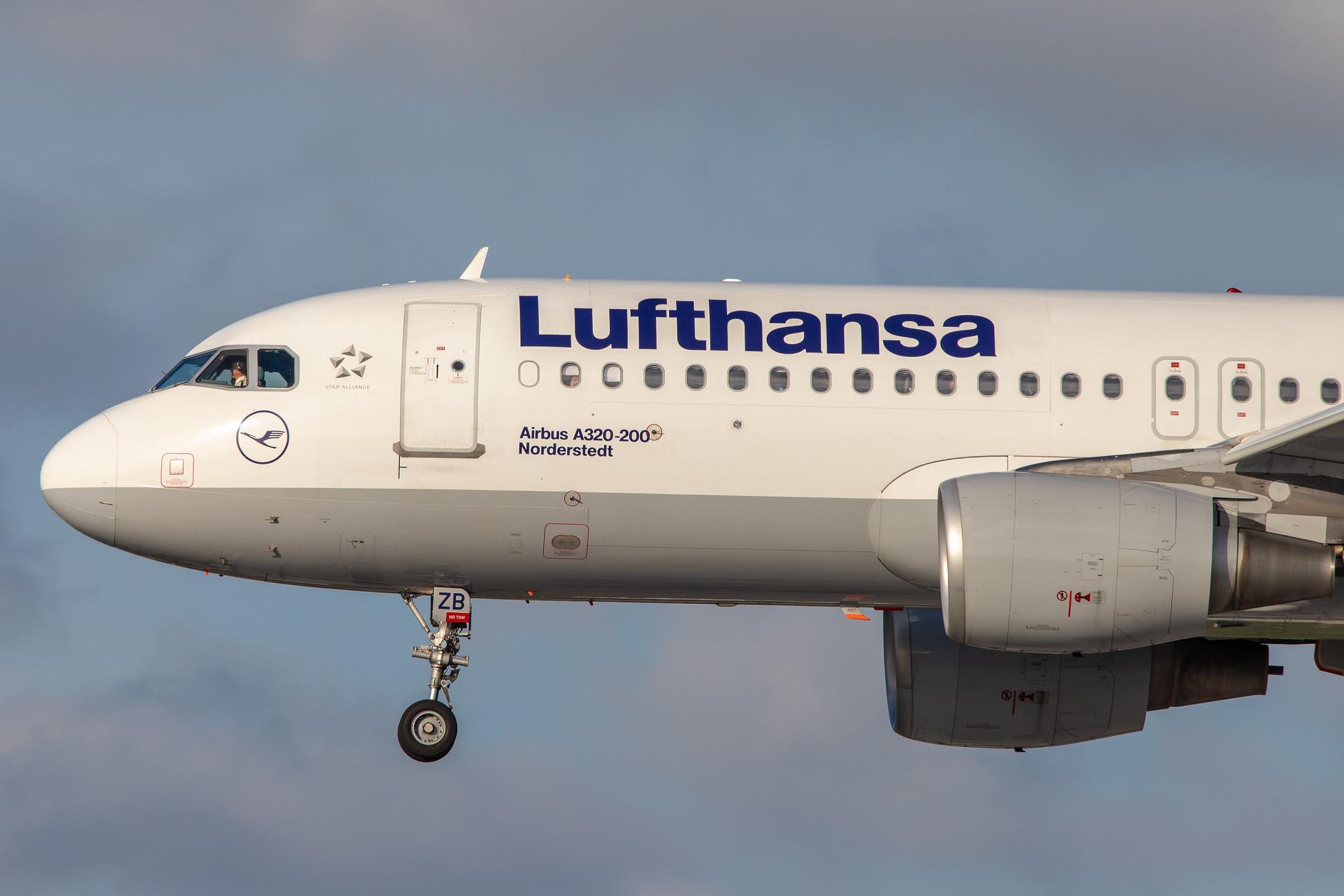 Hamburg Airport: Lufthansa (LH / DLH) |  Airbus A320-214 A320 | D-AIZB | MSN 4120