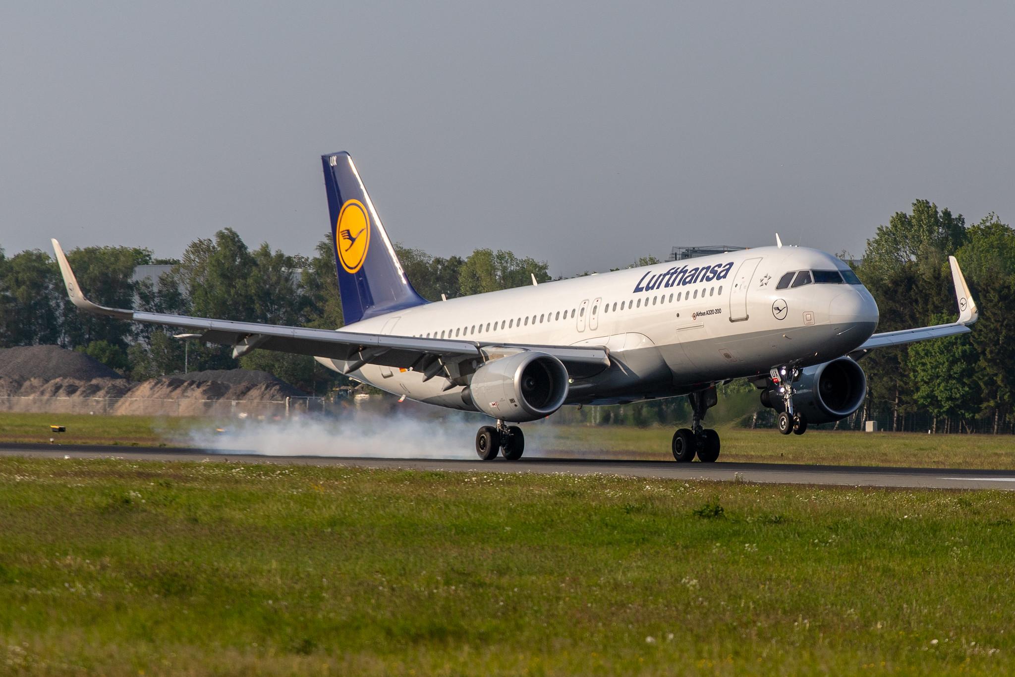 Hamburg Airport: Lufthansa (LH / DLH) |  Airbus A320-214 A320 | D-AIUX | MSN 7256