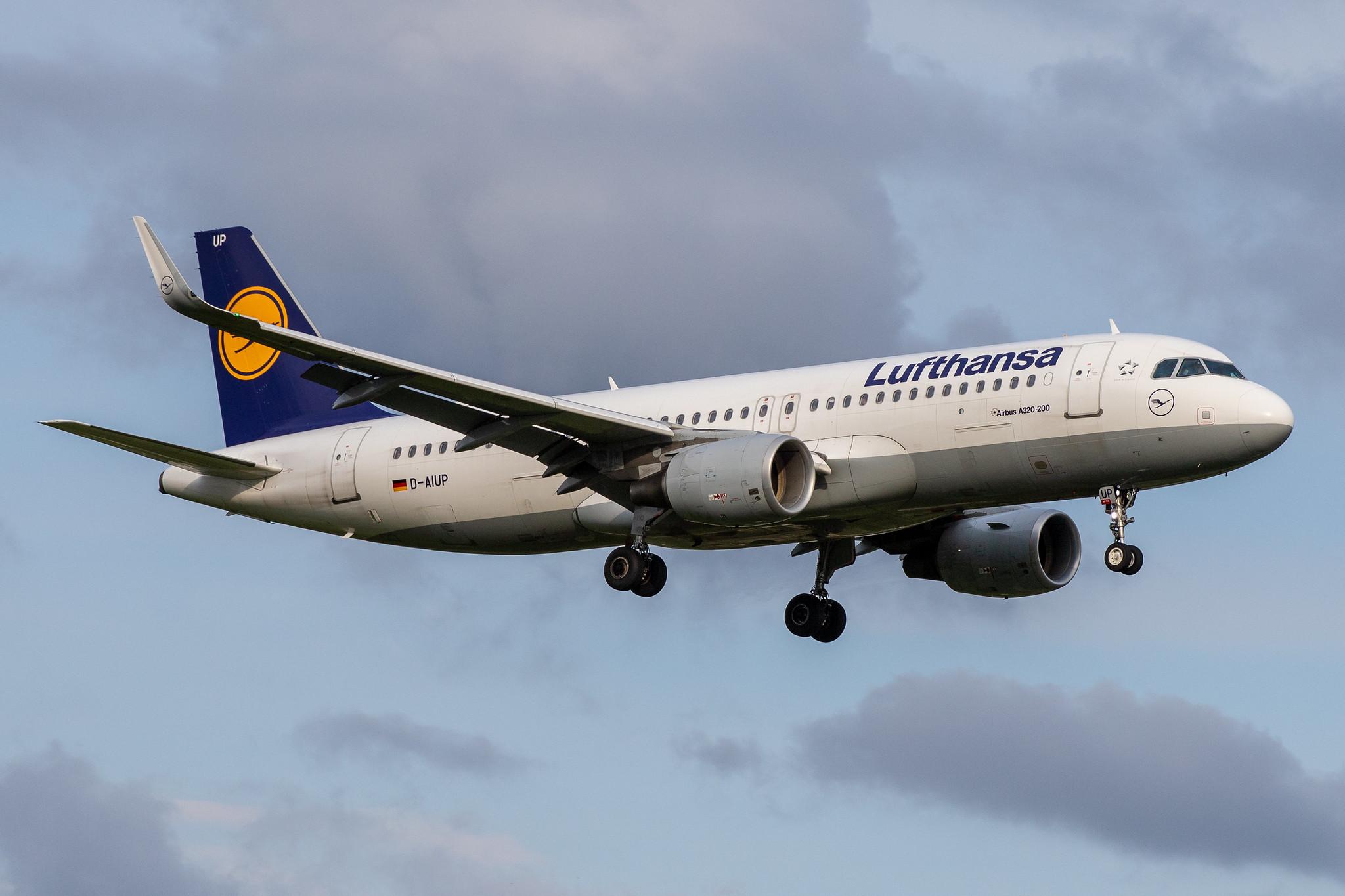 Hamburg Airport: Lufthansa (LH / DLH) |  Airbus A320-214 A320 | D-AIUP | MSN 6807