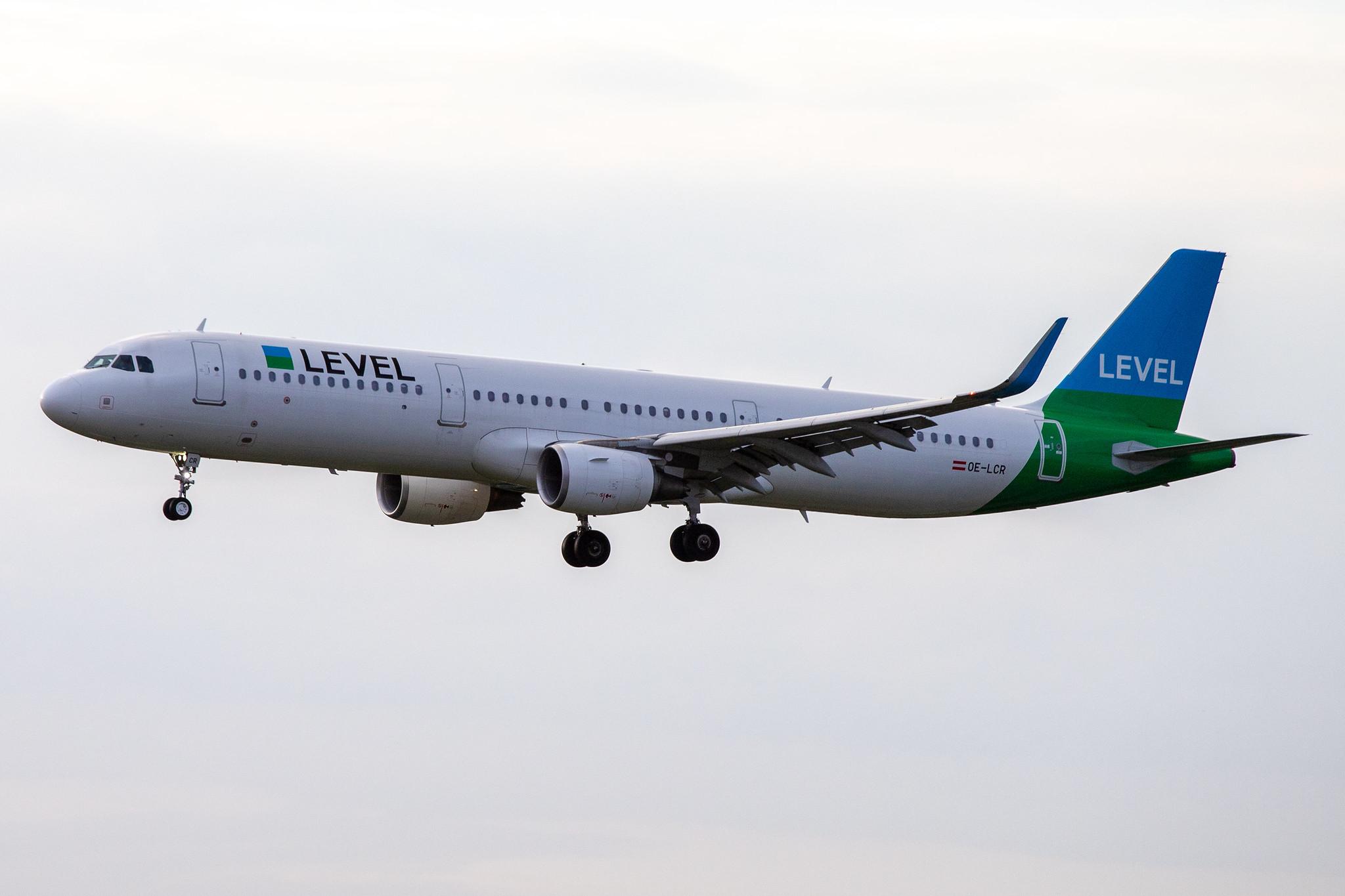 Hamburg Airport: LEVEL (VK / FOO) | Airbus A321-211 A321 | OE-LCR | MSN 6719