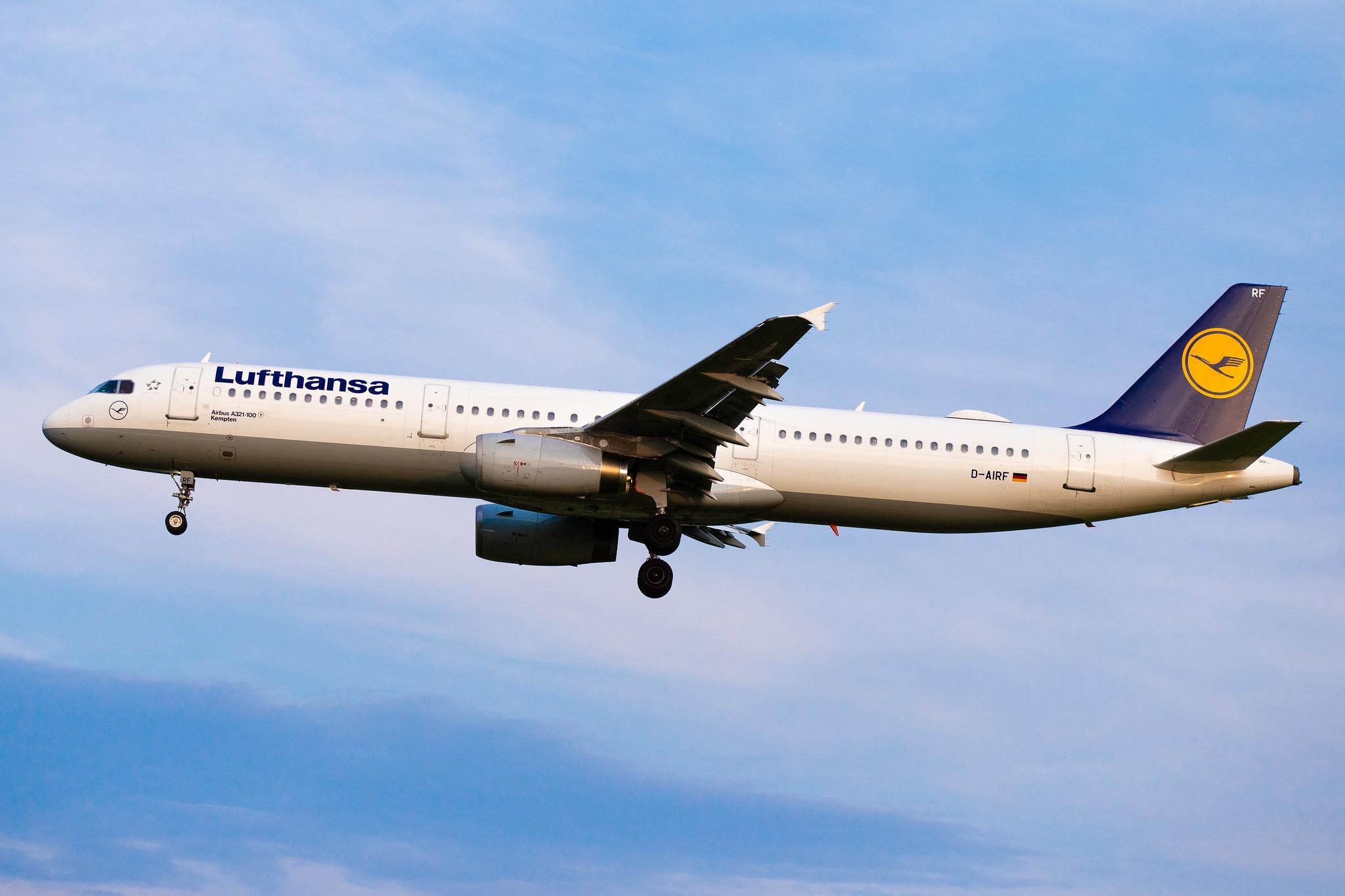 Hamburg Airport: Lufthansa (LH / DLH) |  Airbus A321-131 A321 | D-AIRF | MSN 0493