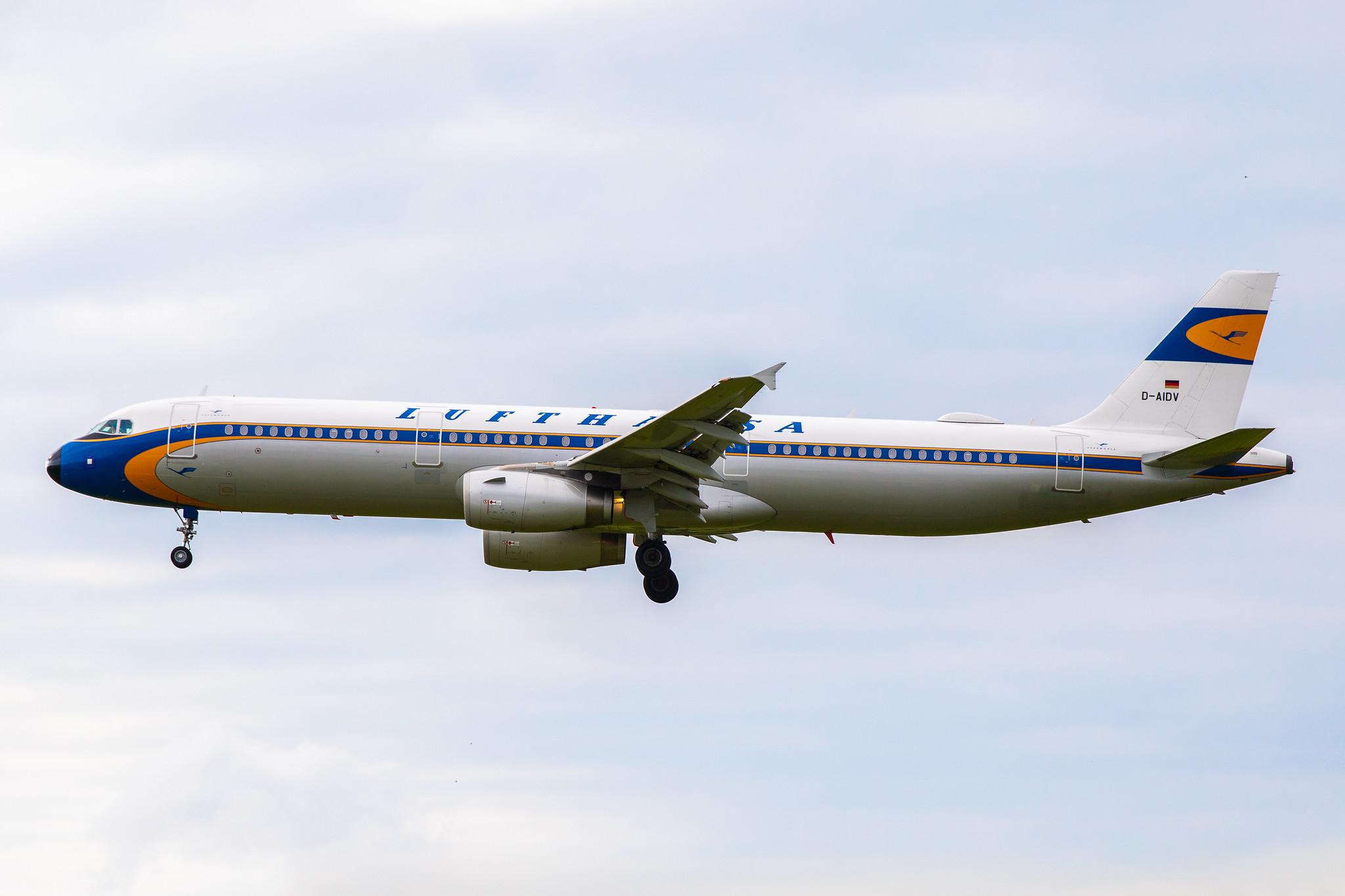 Hamburg Airport: Lufthansa (LH / DLH) |  Livery: Retro livery |  Airbus A321-231 A321 | D-AIDV | MSN 5413