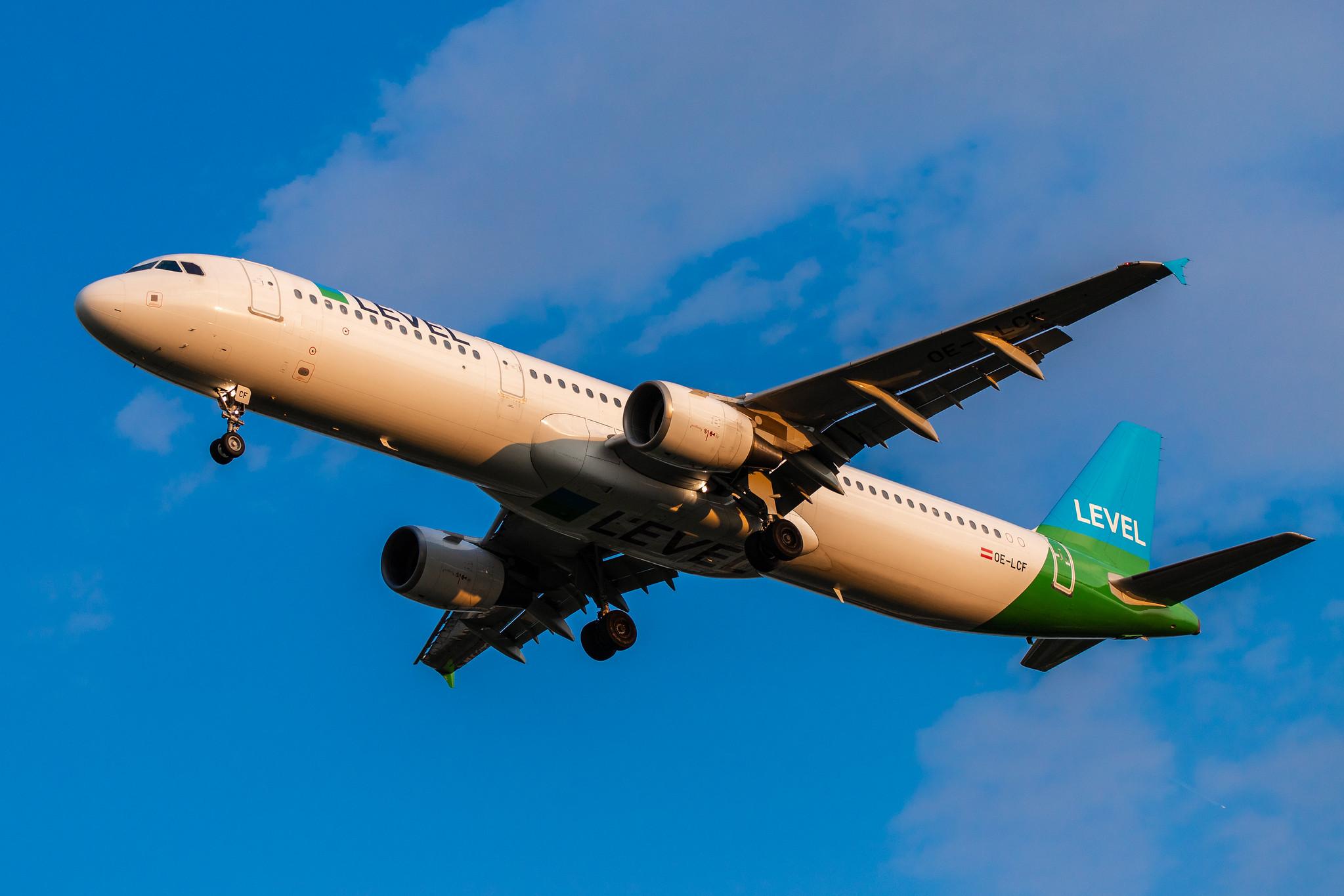 Hamburg Airport: LEVEL (VK / FOO) |  Airbus A321-211 A321 | OE-LCF | MSN 1966
