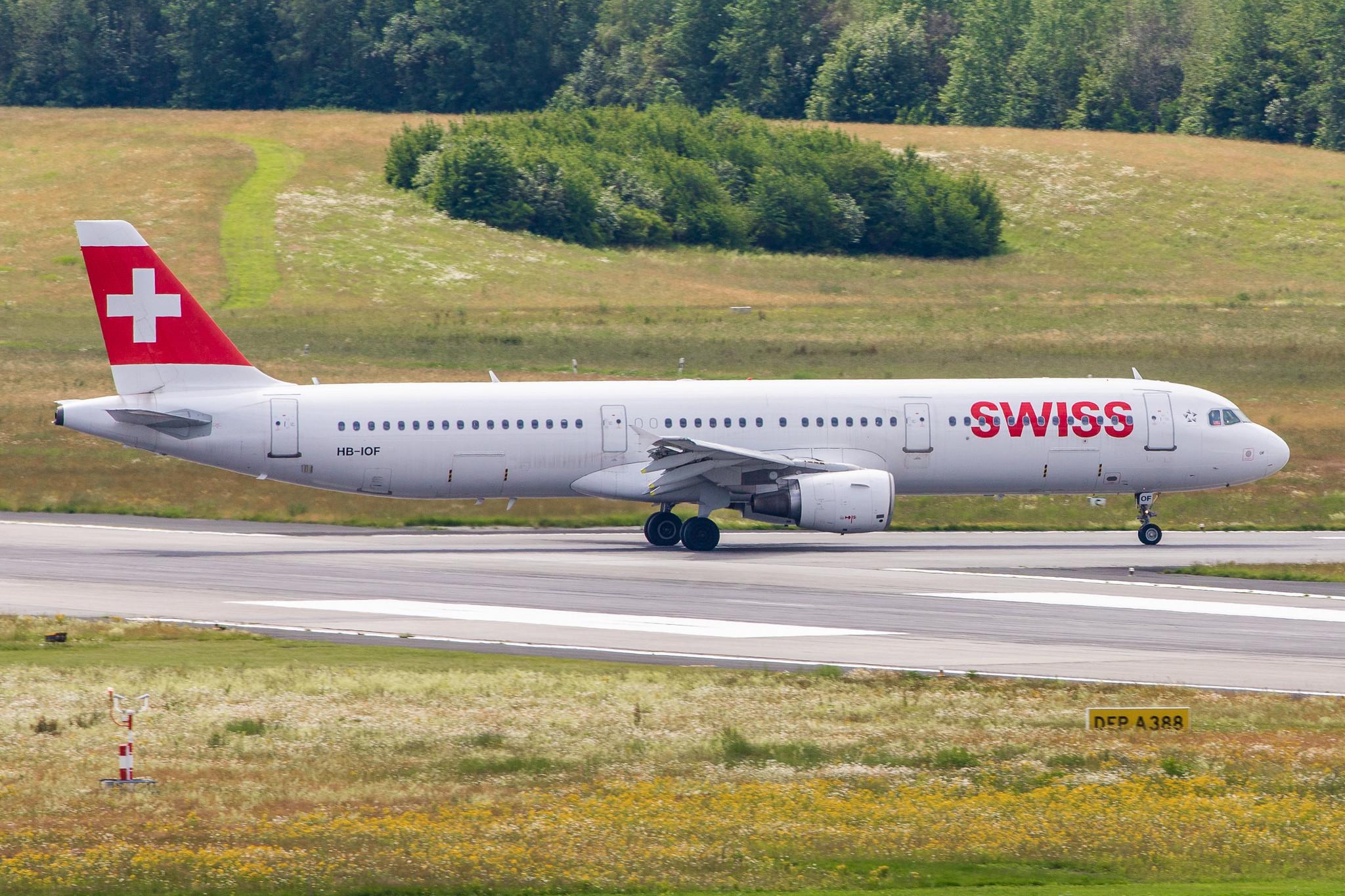 Hamburg Airport: Swiss (LX / SWR) |  Airbus A321-111 A321 | HB-IOF | MSN 0541