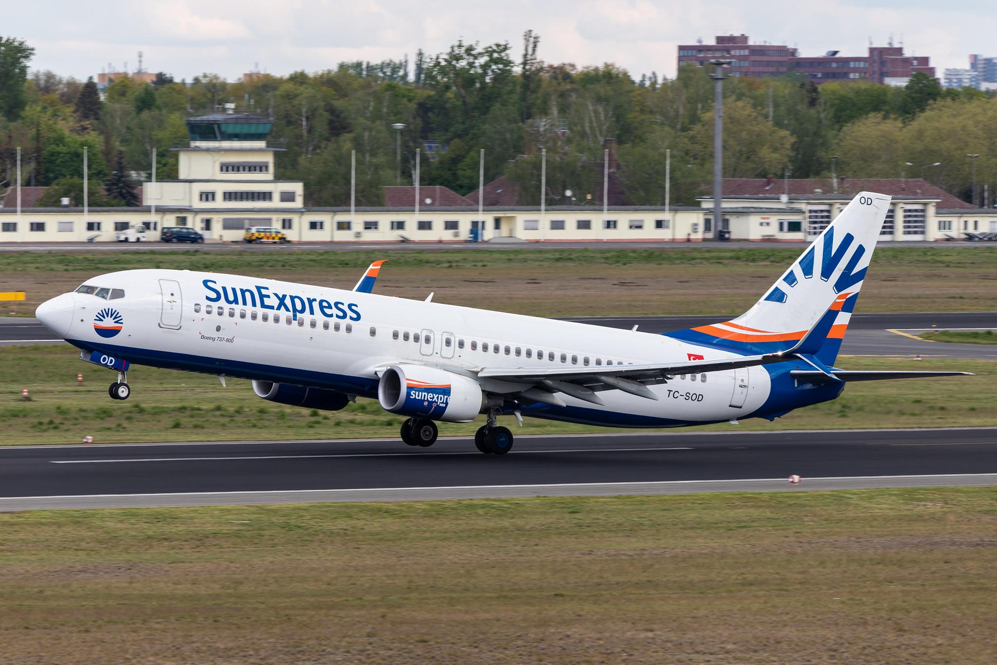 Flughafen Berlin Tegel (TXL): SunExpress Boeing 737-8HC B738 TC-SOD MSN 61176