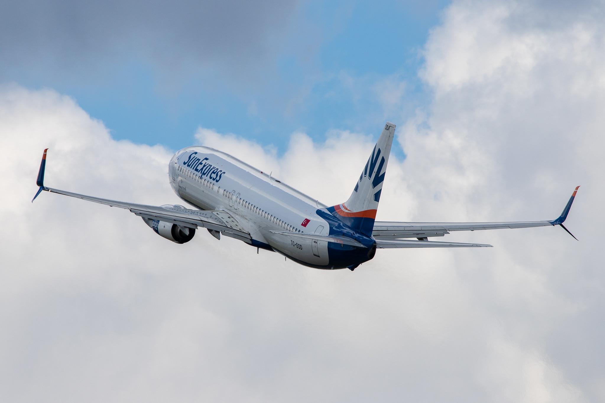 Flughafen Berlin Tegel (TXL): SunExpress Boeing 737-8HC B738 TC-SOD MSN 61176