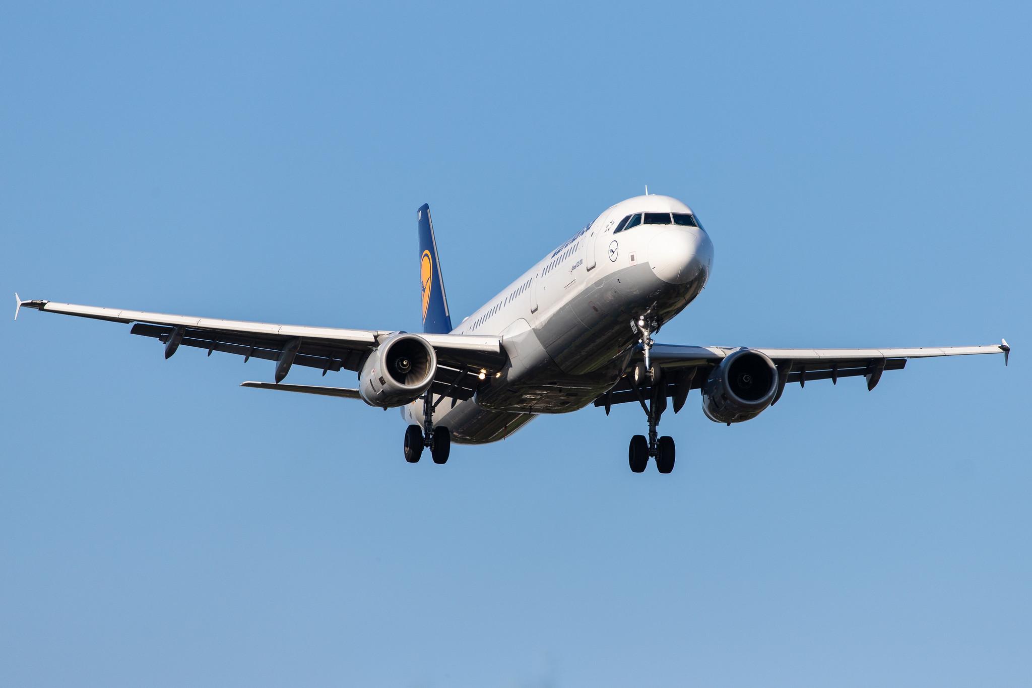Hamburg Airport (HAM/EDDH): Lufthansa (LH / DLH) |  Airbus A321-231 A321 | D-AIDQ | MSN 5028