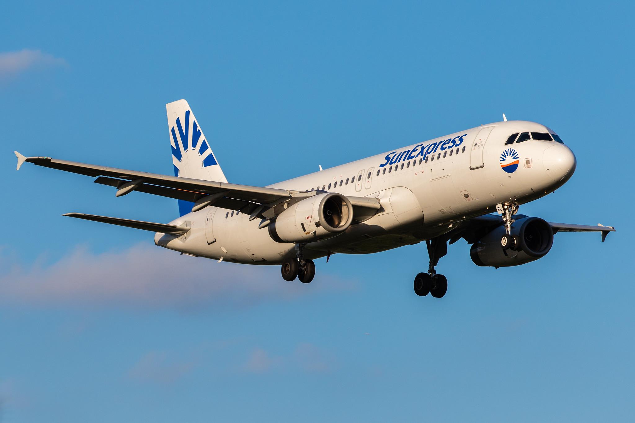 Hamburg Airport: SunExpress (XQ / SXS) | Operator: Avion Express |  Airbus A320-232 A320 | LY-VEL | MSN 1998