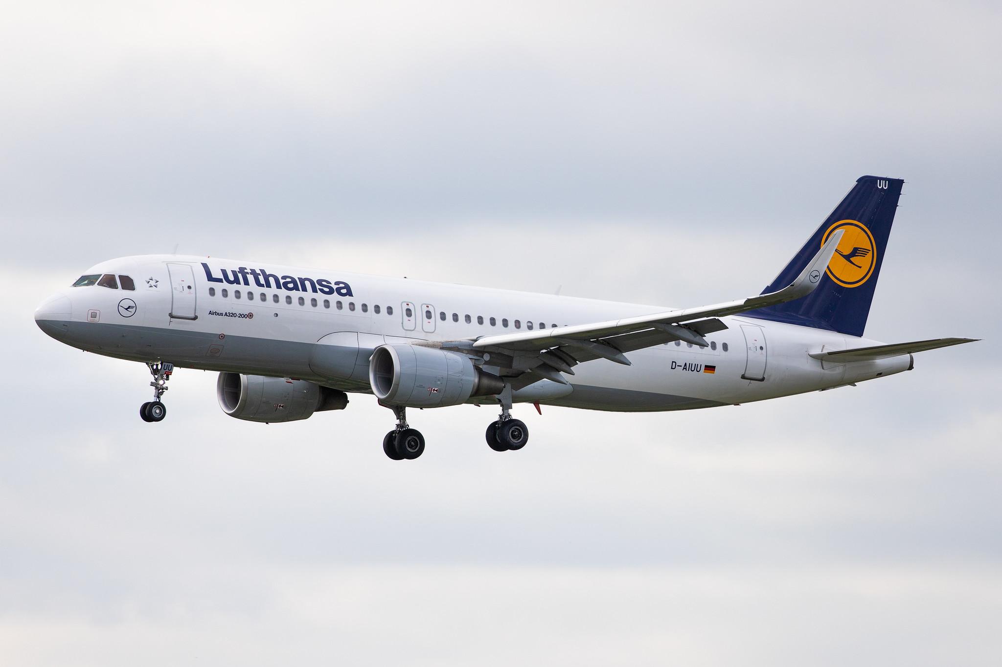 Hamburg Airport: Lufthansa (LH / DLH) |  Airbus A320-214 A320 | D-AIUU | MSN 7158