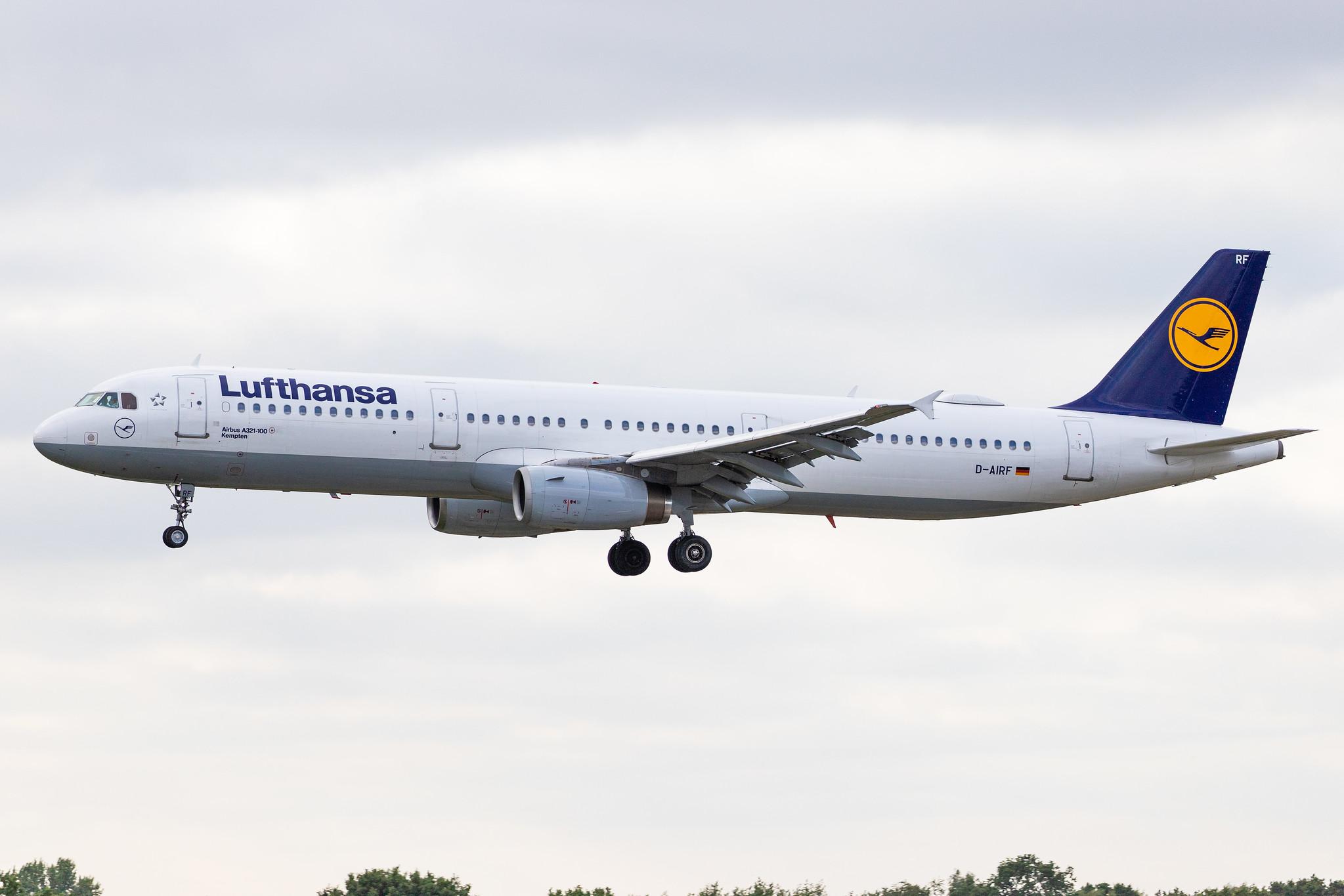 Hamburg Airport (HAM/EDDH): Lufthansa (LH / DLH) |  Airbus A321-131 A321 | D-AIRF | MSN 0493