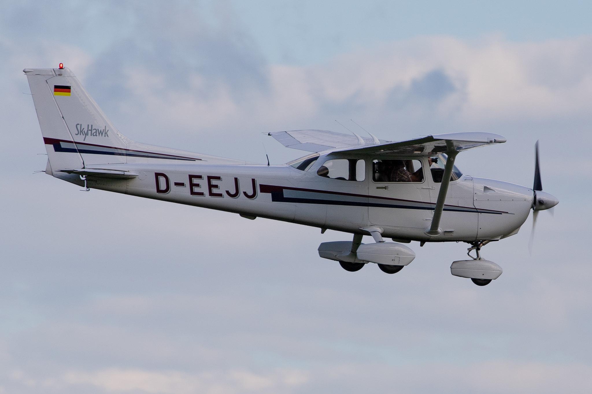 Hamburg Airport: Private owner |  Cessna 172R Skyhawk C172 | D-EEJJ | MSN 17280813