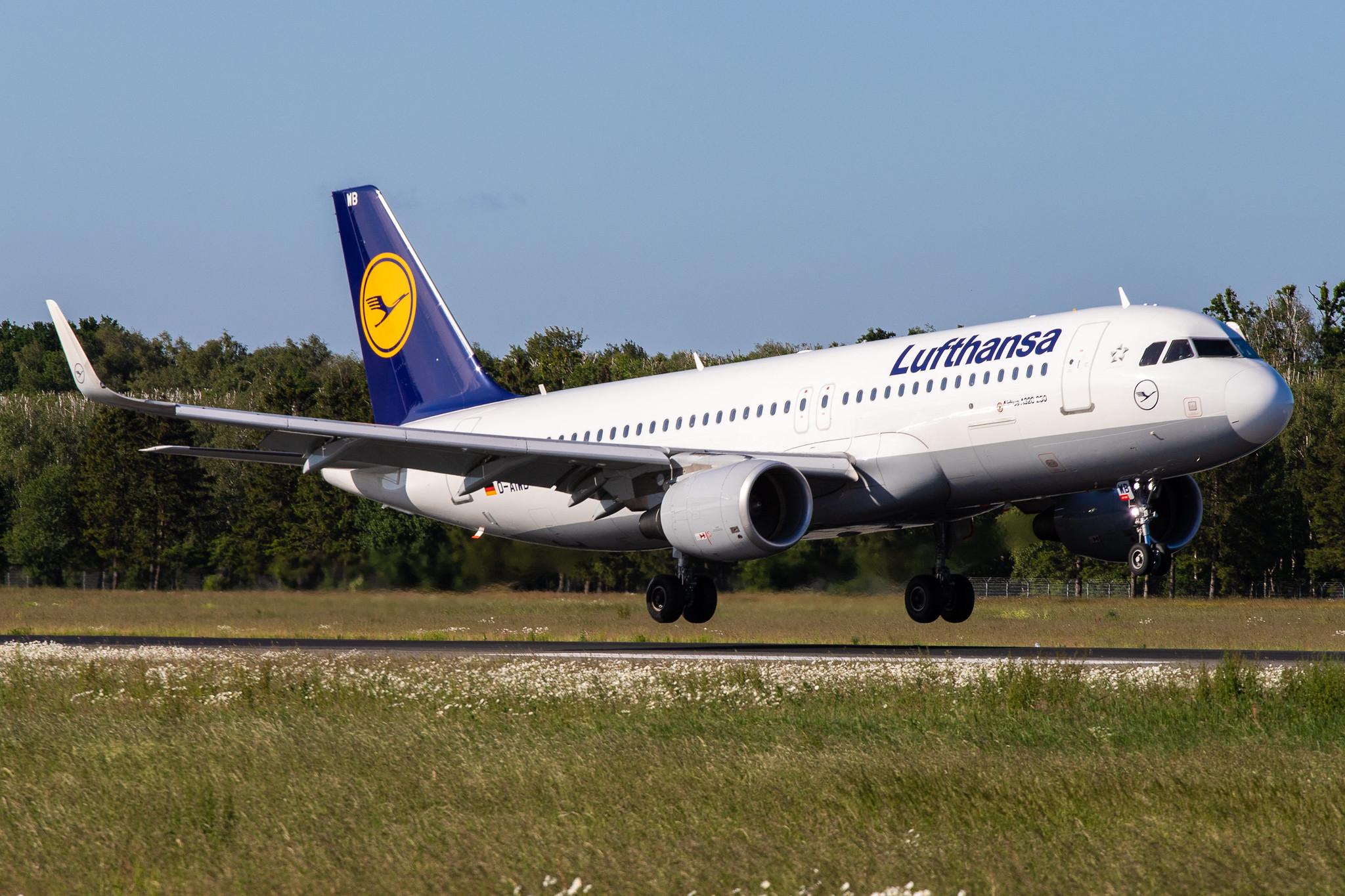Hamburg Airport: Lufthansa (LH / DLH) |  Airbus A320-214 A320 | D-AIWB | MSN 7699