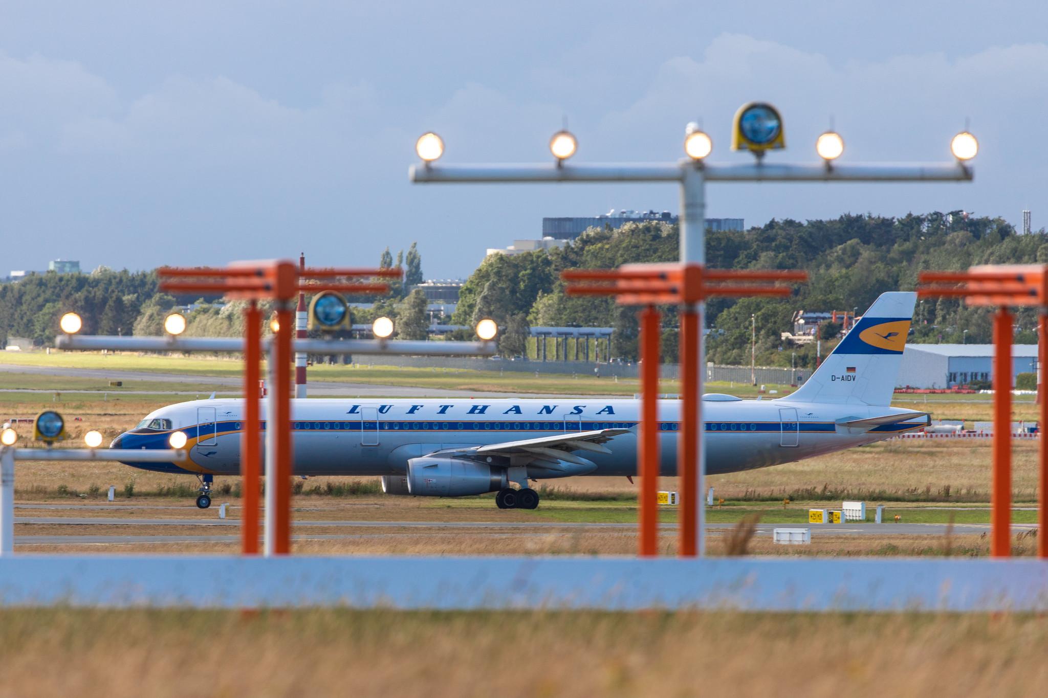 Hamburg Airport: Lufthansa (LH / DLH) |  Livery: Retro livery |  Airbus A321-231 A321 | D-AIDV | MSN 5413