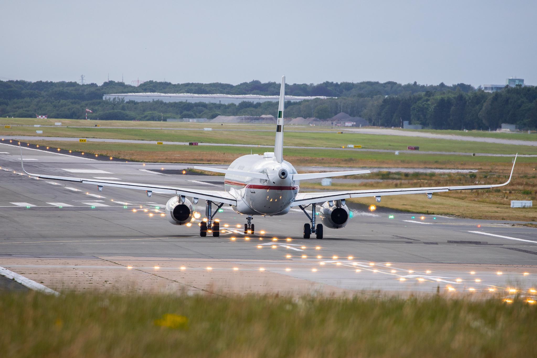 Hamburg Airport: Sharjah Ruler |  Airbus A320-232(CJ) A320 | A6-SHJ | MSN 6659