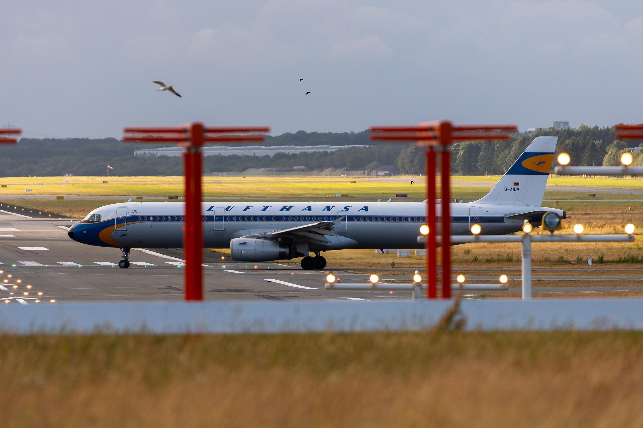 Hamburg Airport: Lufthansa (LH / DLH) |  Livery: Retro livery |  Airbus A321-231 A321 | D-AIDV | MSN 5413