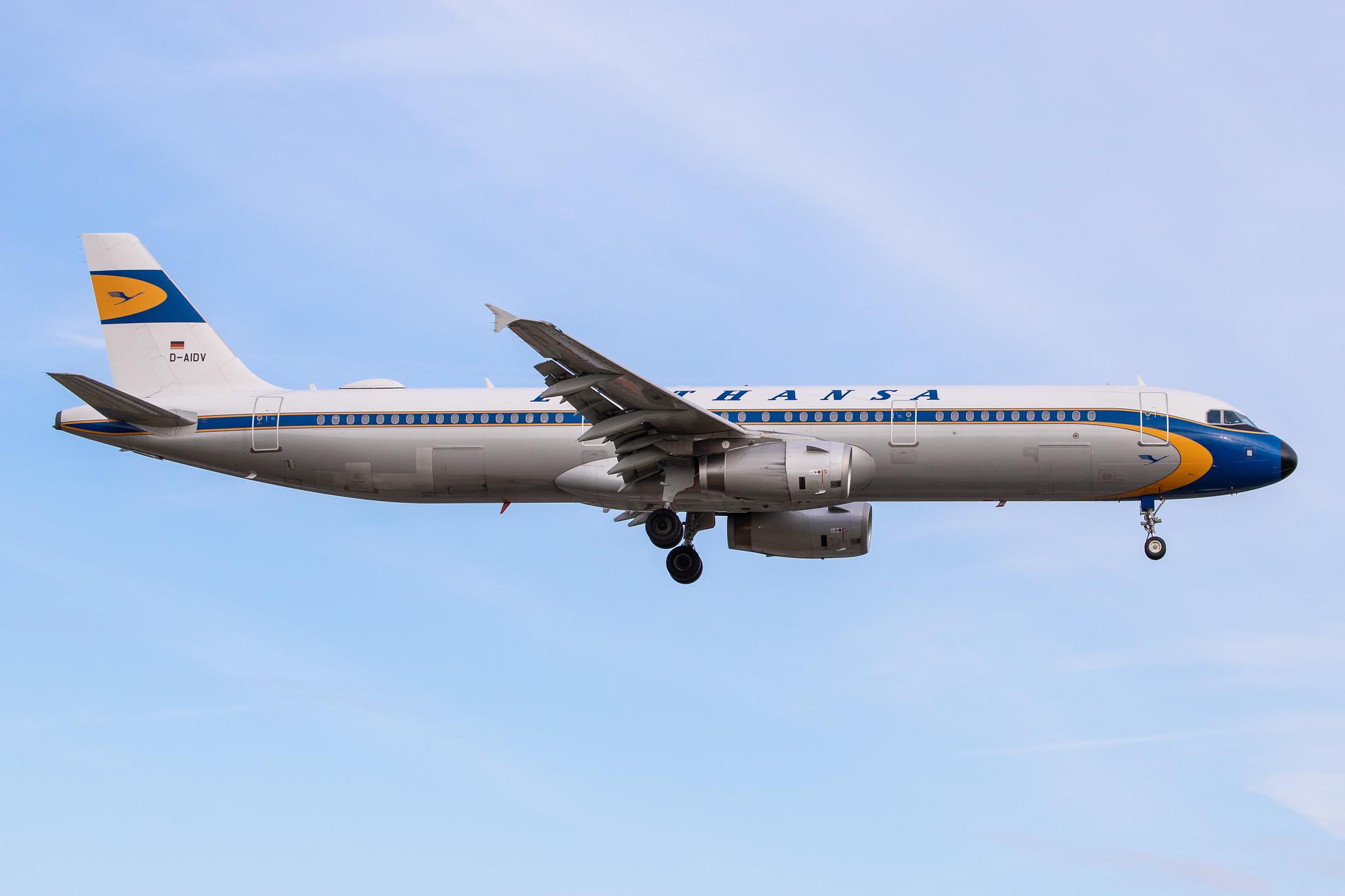 Hamburg Airport: Lufthansa (LH / DLH) |  Livery: Retro livery |  Airbus A321-231 A321 | D-AIDV | MSN 5413