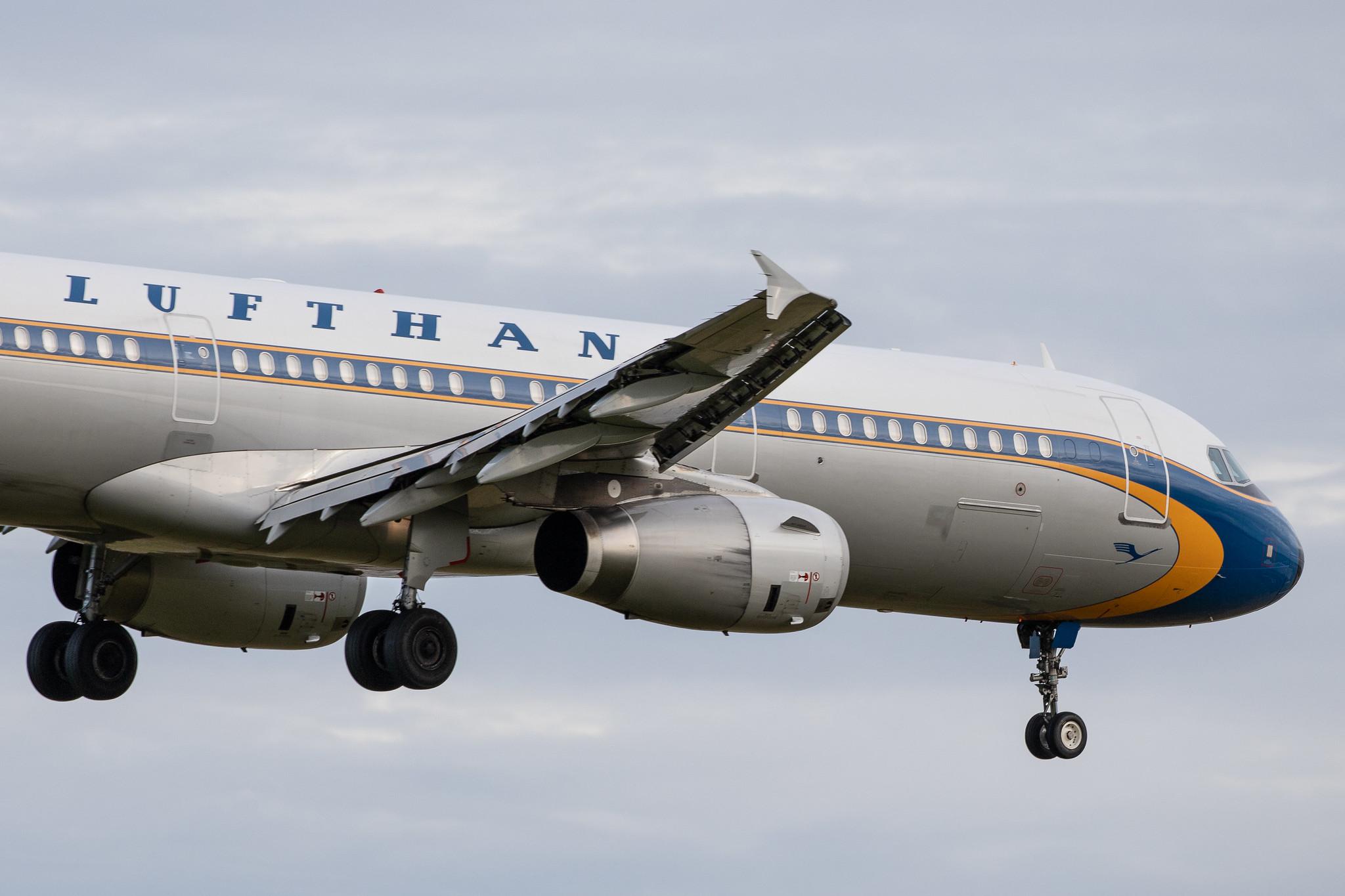 Hamburg Airport: Lufthansa (LH / DLH) |  Livery: Retro livery |  Airbus A321-231 A321 | D-AIDV | MSN 5413