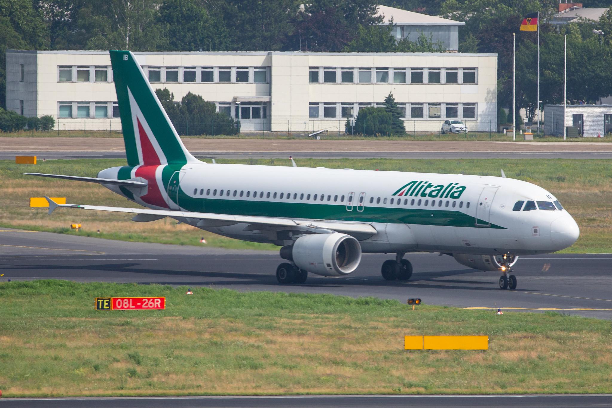 Flughafen Berlin Tegel (TXL): Alitalia Airbus A320-216 A320 EI-EIB MSN 4249